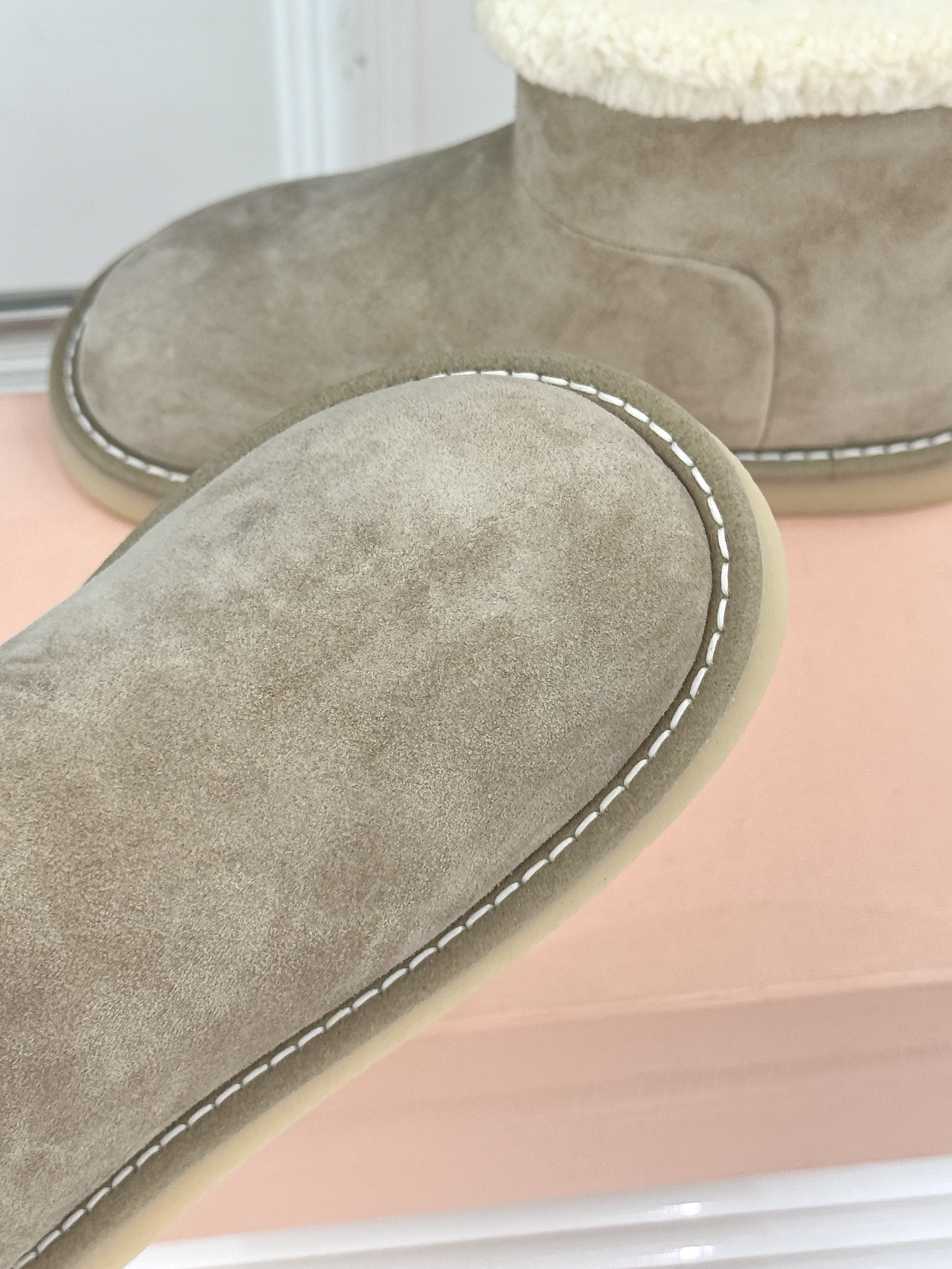 Miu Miu/缪缪25WF新品复古羊羔毛厚底雪地靴当复古肌理碰撞柔暖触感它以「Femininities