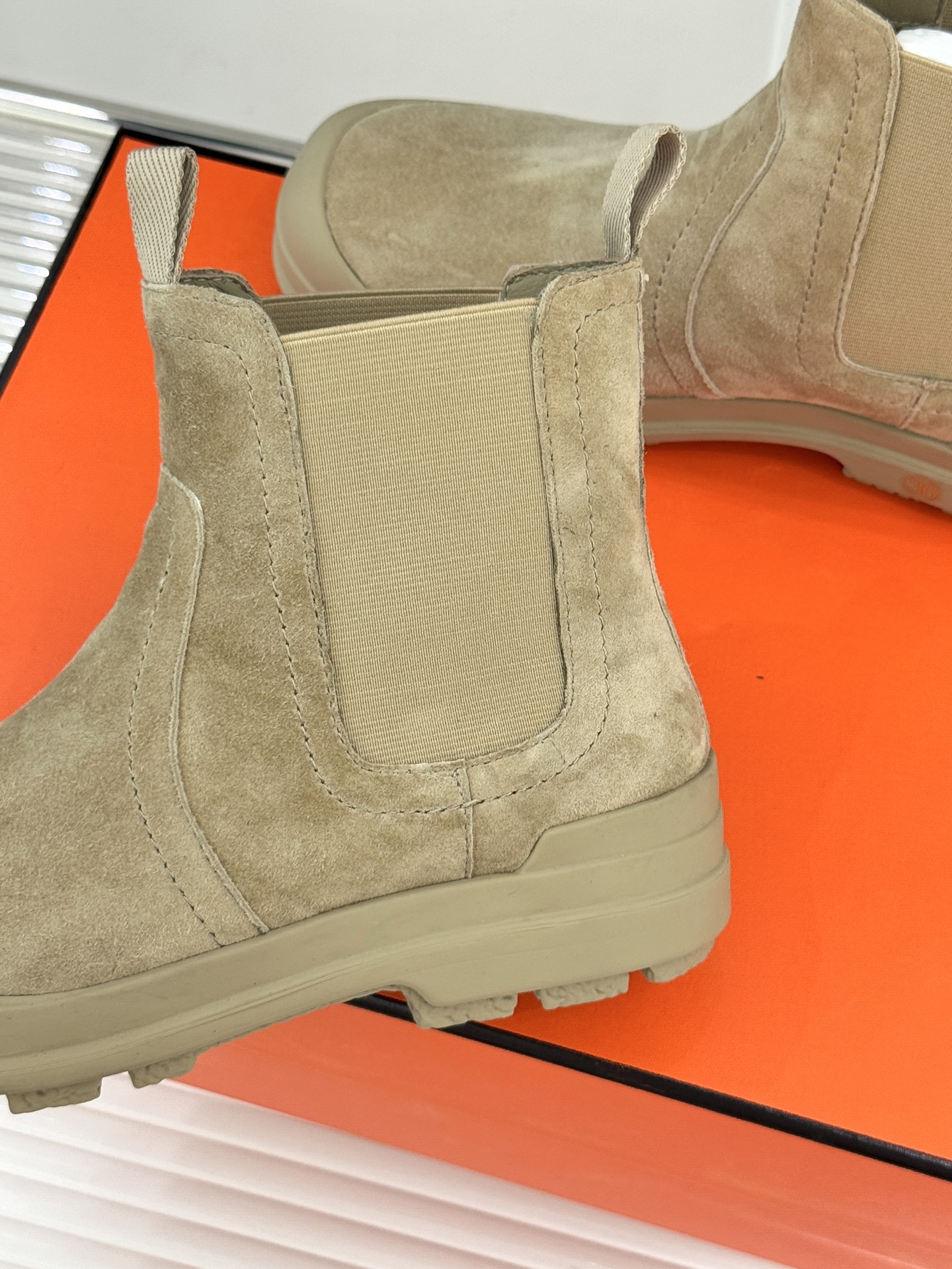 Hermès/爱马仕25WF新品复古切尔西休闲厚底短靴以「Au Galop」马术基因对话都市美学这款短靴