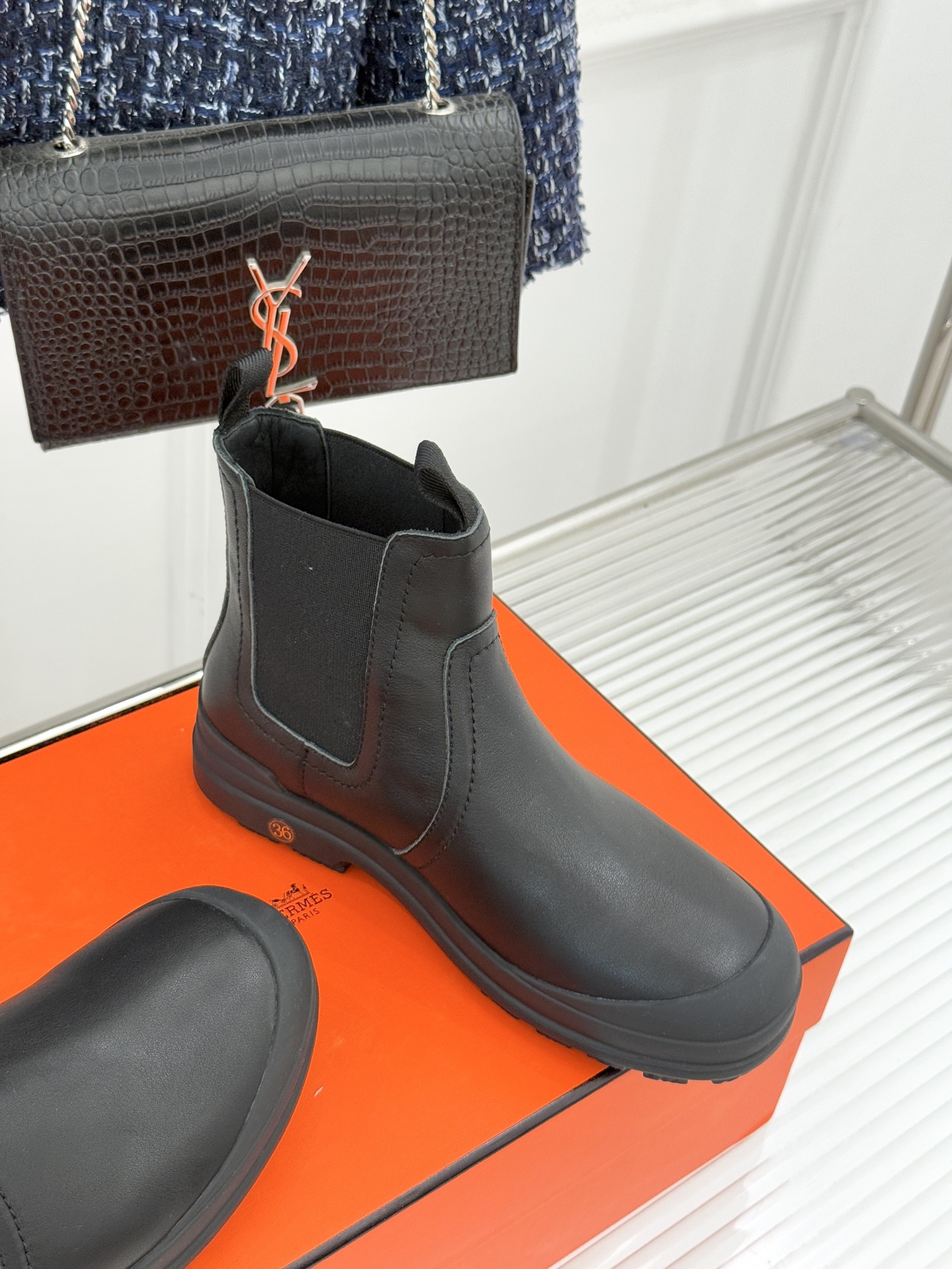 Hermès/爱马仕25WF新品复古切尔西休闲厚底短靴以「Au Galop」马术基因对话都市美学这款短靴