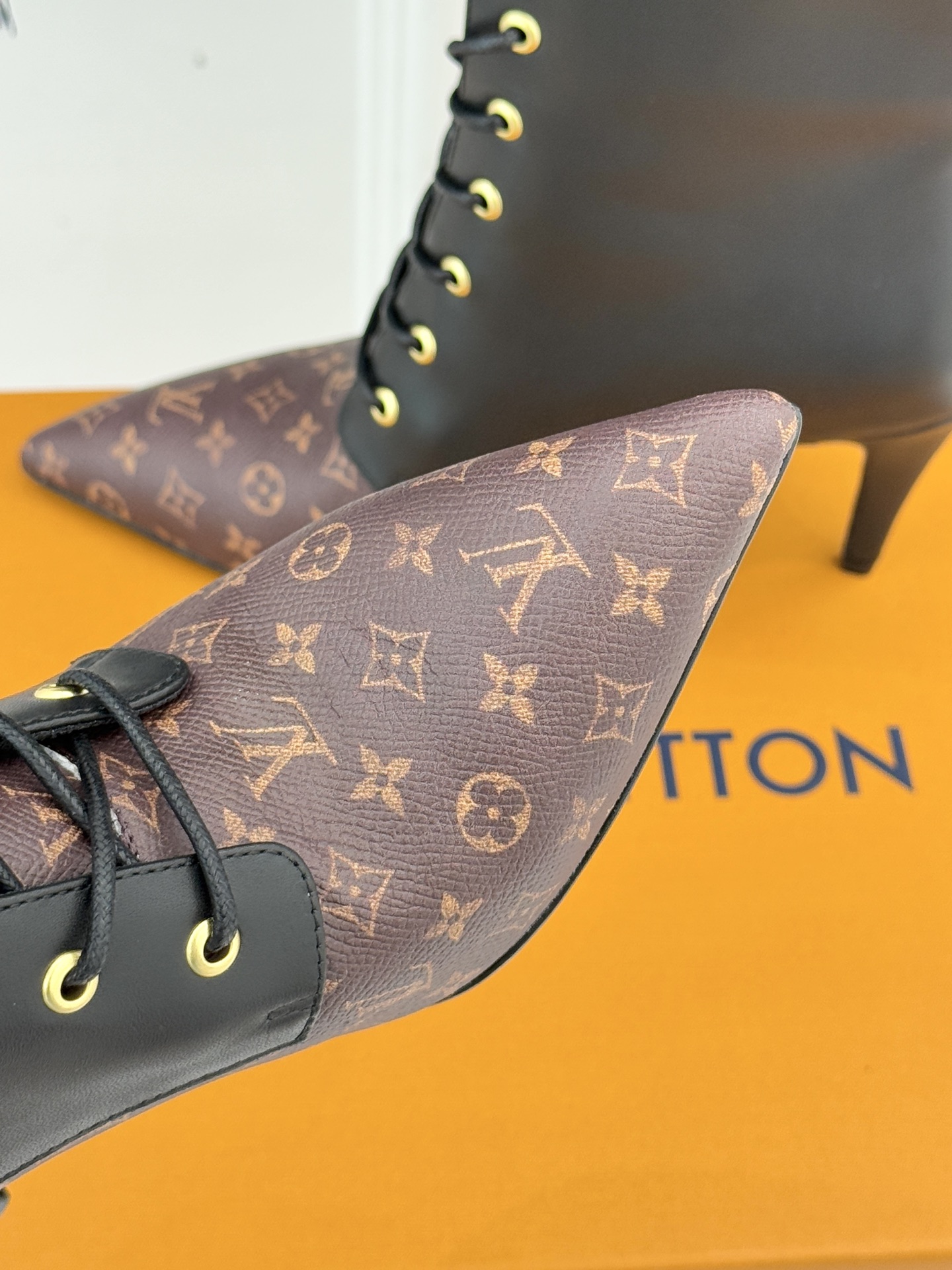 驴牌25WF新品尖头老花高跟短靴当百年老花邂逅当代鞋履美学这款短靴以标志性符号与利落廓形重塑优雅与锋芒的