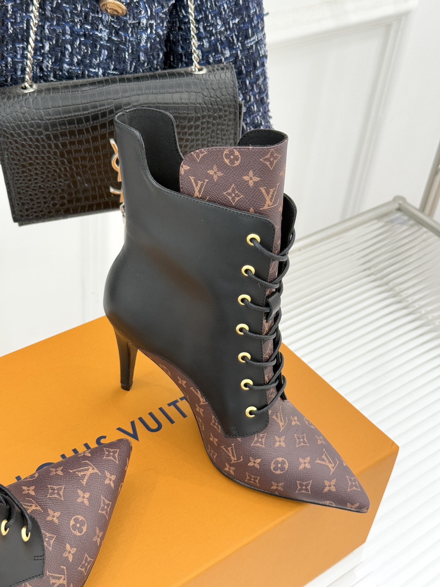 驴牌25WF新品尖头老花高跟短靴当百年老花邂逅当代鞋履美学这款短靴以标志性符号与利落廓形重塑优雅与锋芒的