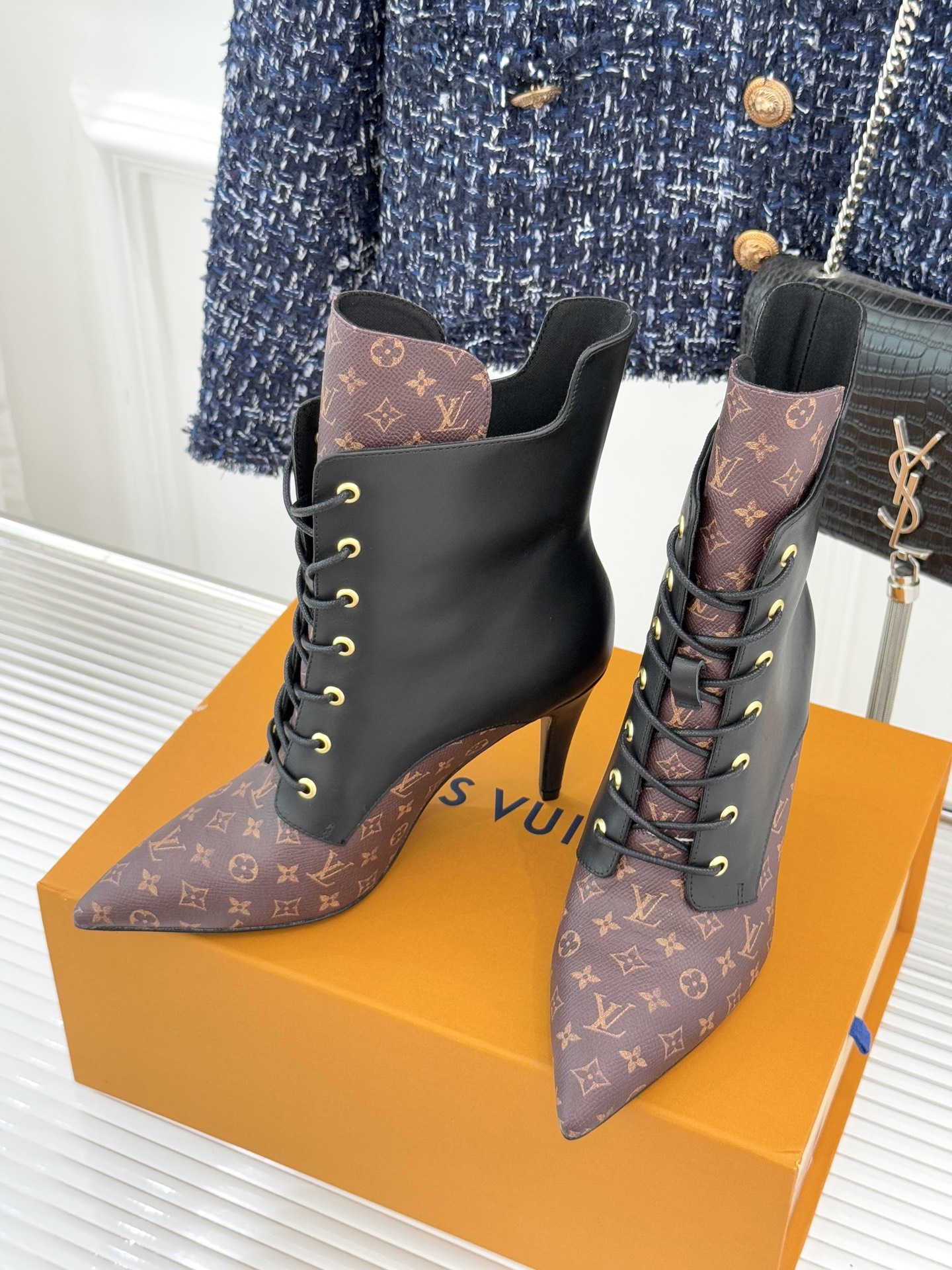 驴牌25WF新品尖头老花高跟短靴当百年老花邂逅当代鞋履美学这款短靴以标志性符号与利落廓形重塑优雅与锋芒的