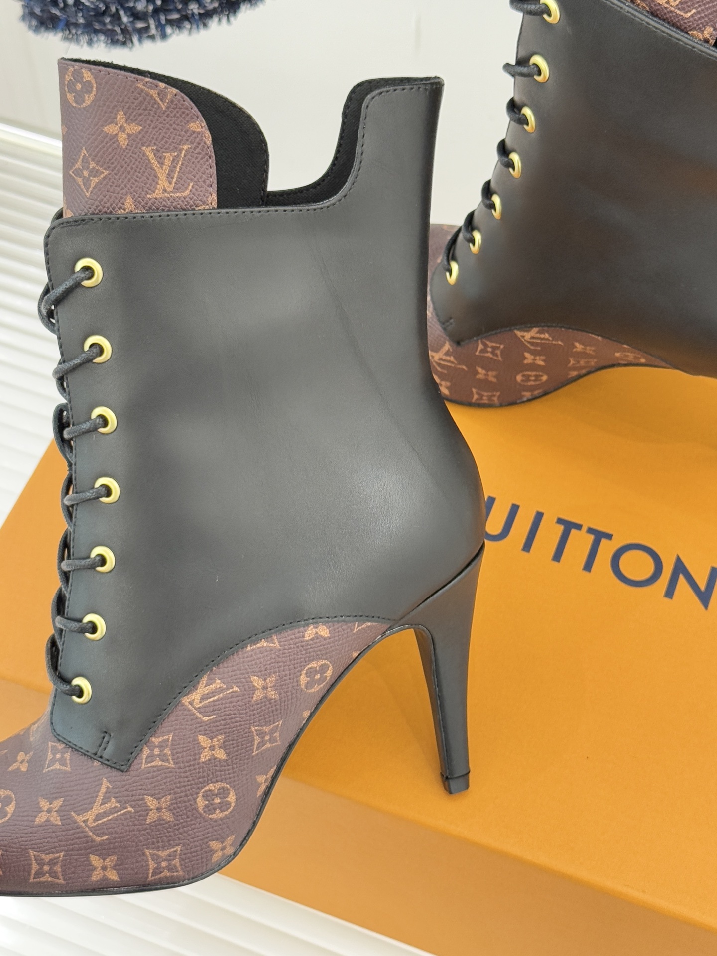 驴牌25WF新品尖头老花高跟短靴当百年老花邂逅当代鞋履美学这款短靴以标志性符号与利落廓形重塑优雅与锋芒的