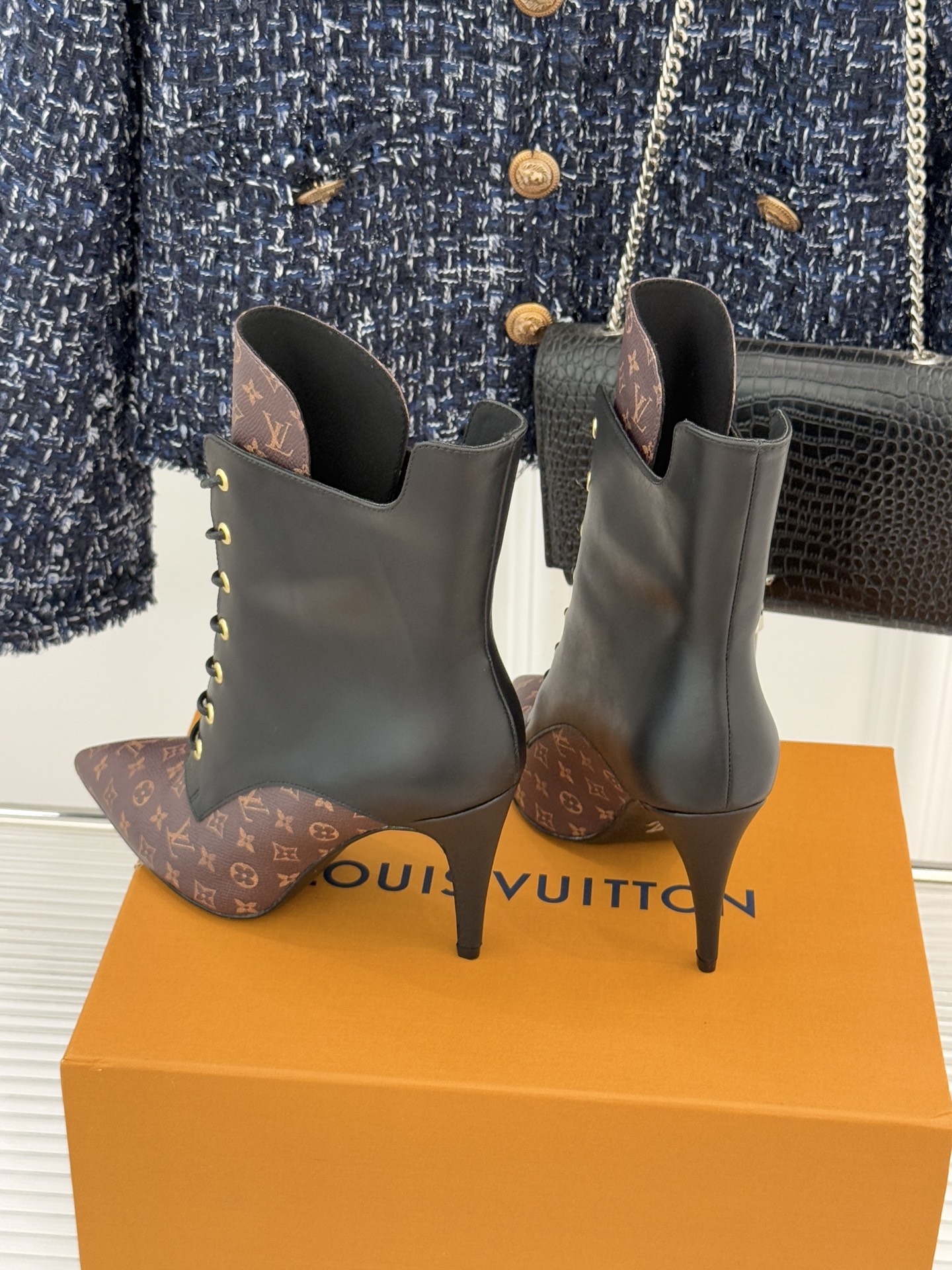 驴牌25WF新品尖头老花高跟短靴当百年老花邂逅当代鞋履美学这款短靴以标志性符号与利落廓形重塑优雅与锋芒的