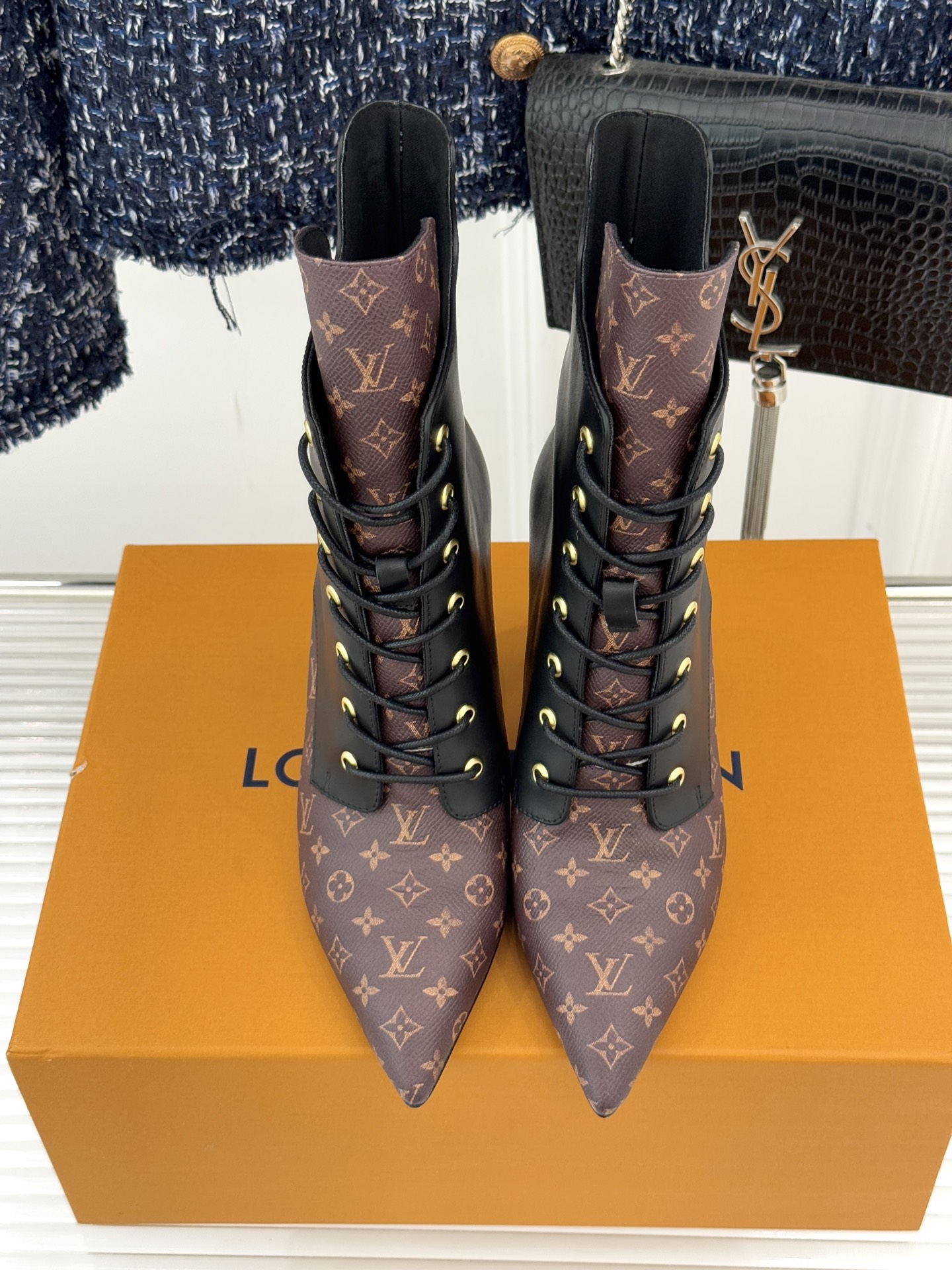 驴牌25WF新品尖头老花高跟短靴当百年老花邂逅当代鞋履美学这款短靴以标志性符号与利落廓形重塑优雅与锋芒的