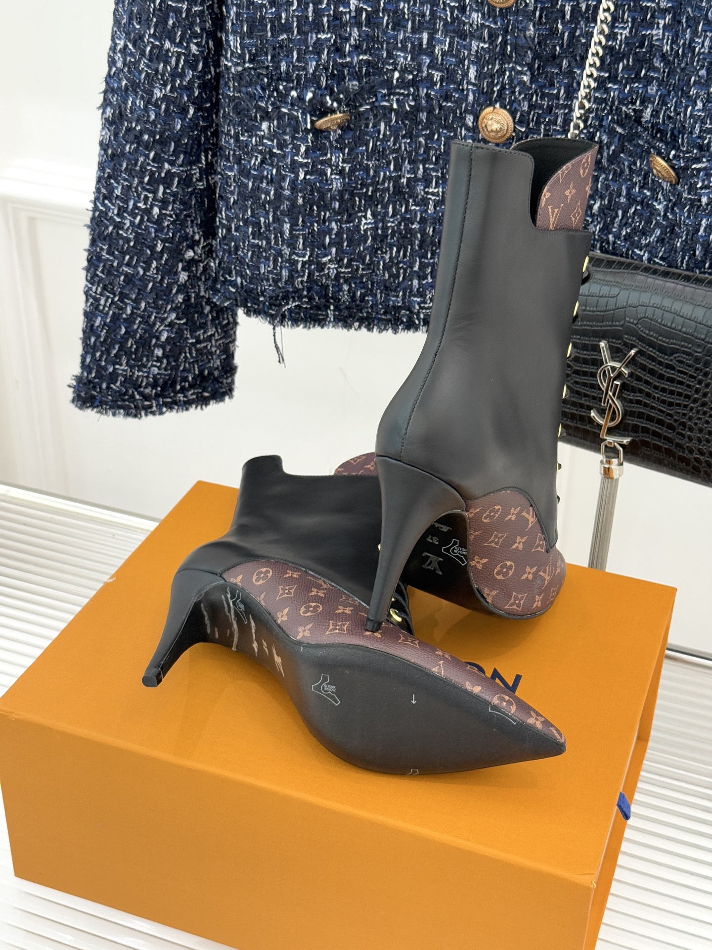 驴牌25WF新品尖头老花高跟短靴当百年老花邂逅当代鞋履美学这款短靴以标志性符号与利落廓形重塑优雅与锋芒的