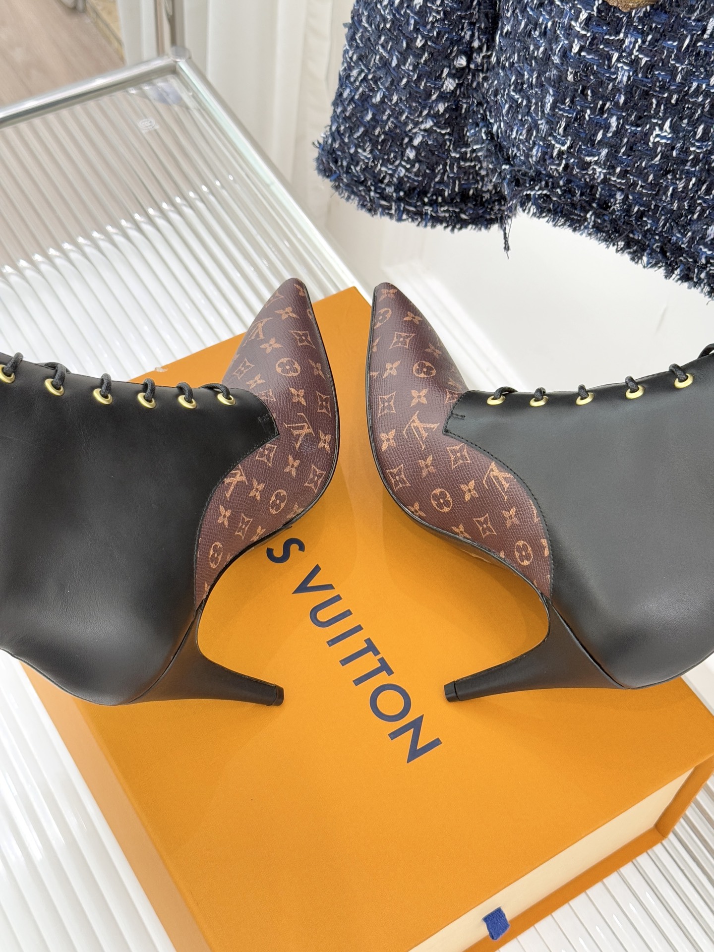 驴牌25WF新品尖头老花高跟短靴当百年老花邂逅当代鞋履美学这款短靴以标志性符号与利落廓形重塑优雅与锋芒的