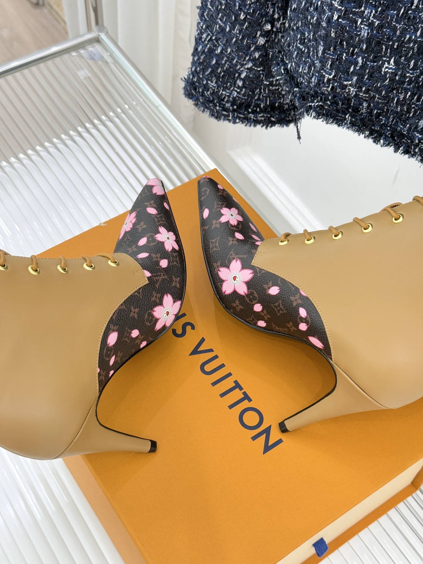 驴牌25WF新品尖头老花高跟短靴当百年老花邂逅当代鞋履美学这款短靴以标志性符号与利落廓形重塑优雅与锋芒的