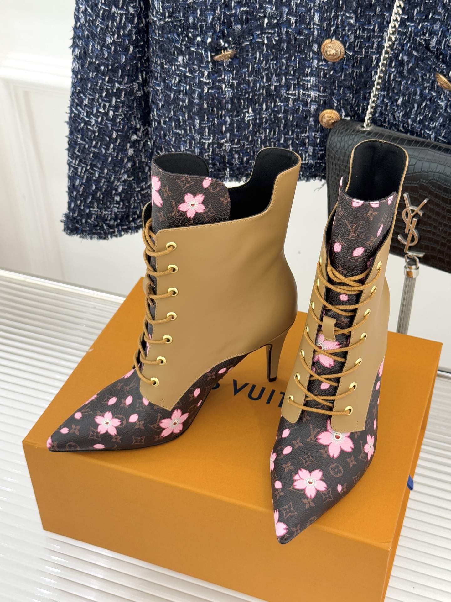 驴牌25WF新品尖头老花高跟短靴当百年老花邂逅当代鞋履美学这款短靴以标志性符号与利落廓形重塑优雅与锋芒的