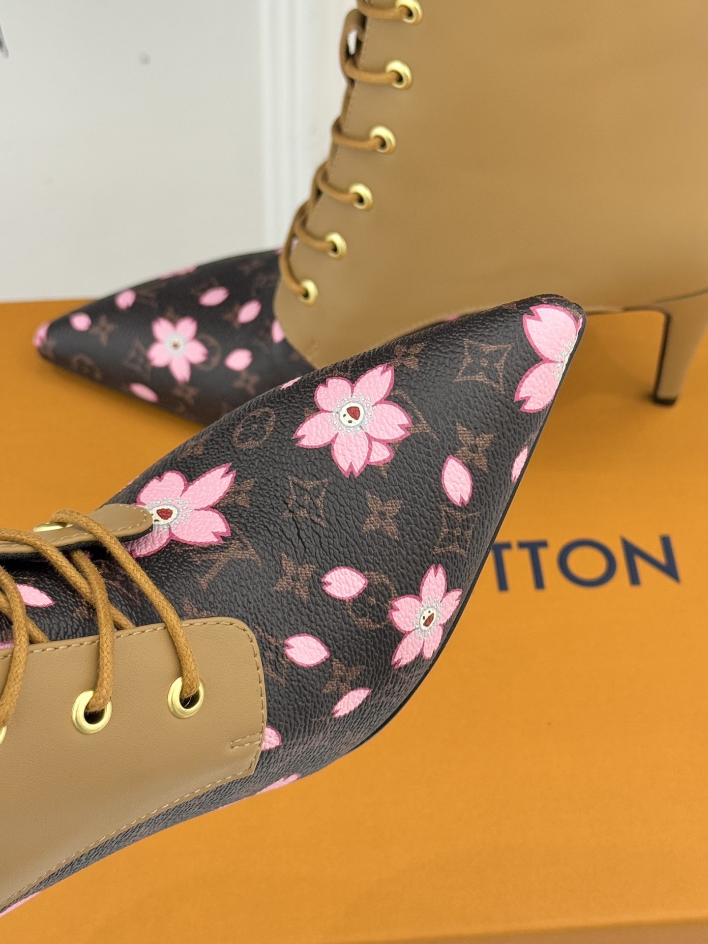 驴牌25WF新品尖头老花高跟短靴当百年老花邂逅当代鞋履美学这款短靴以标志性符号与利落廓形重塑优雅与锋芒的