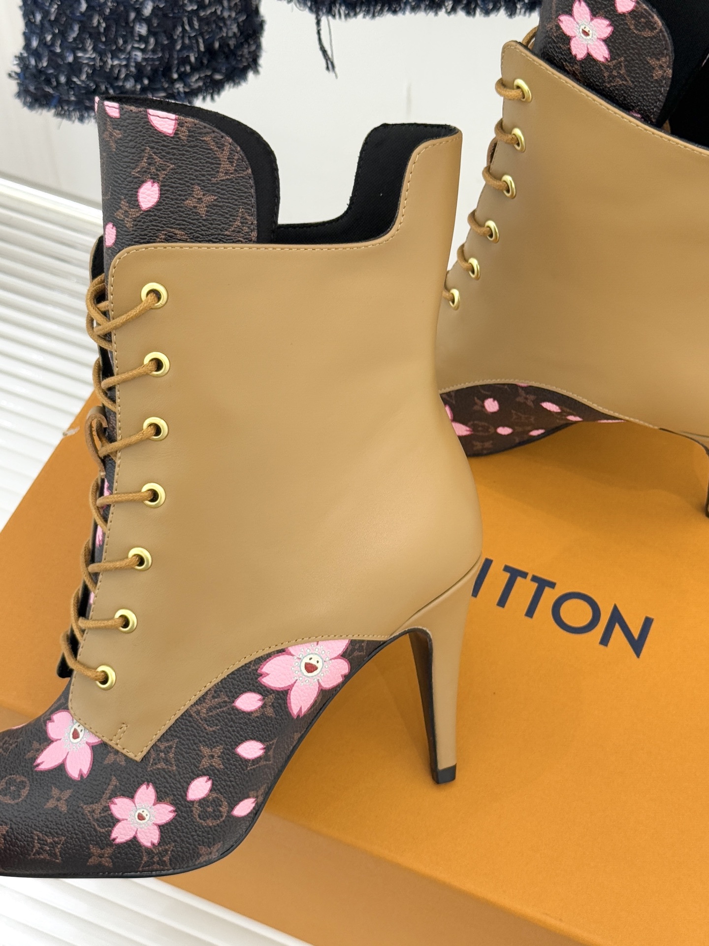 驴牌25WF新品尖头老花高跟短靴当百年老花邂逅当代鞋履美学这款短靴以标志性符号与利落廓形重塑优雅与锋芒的