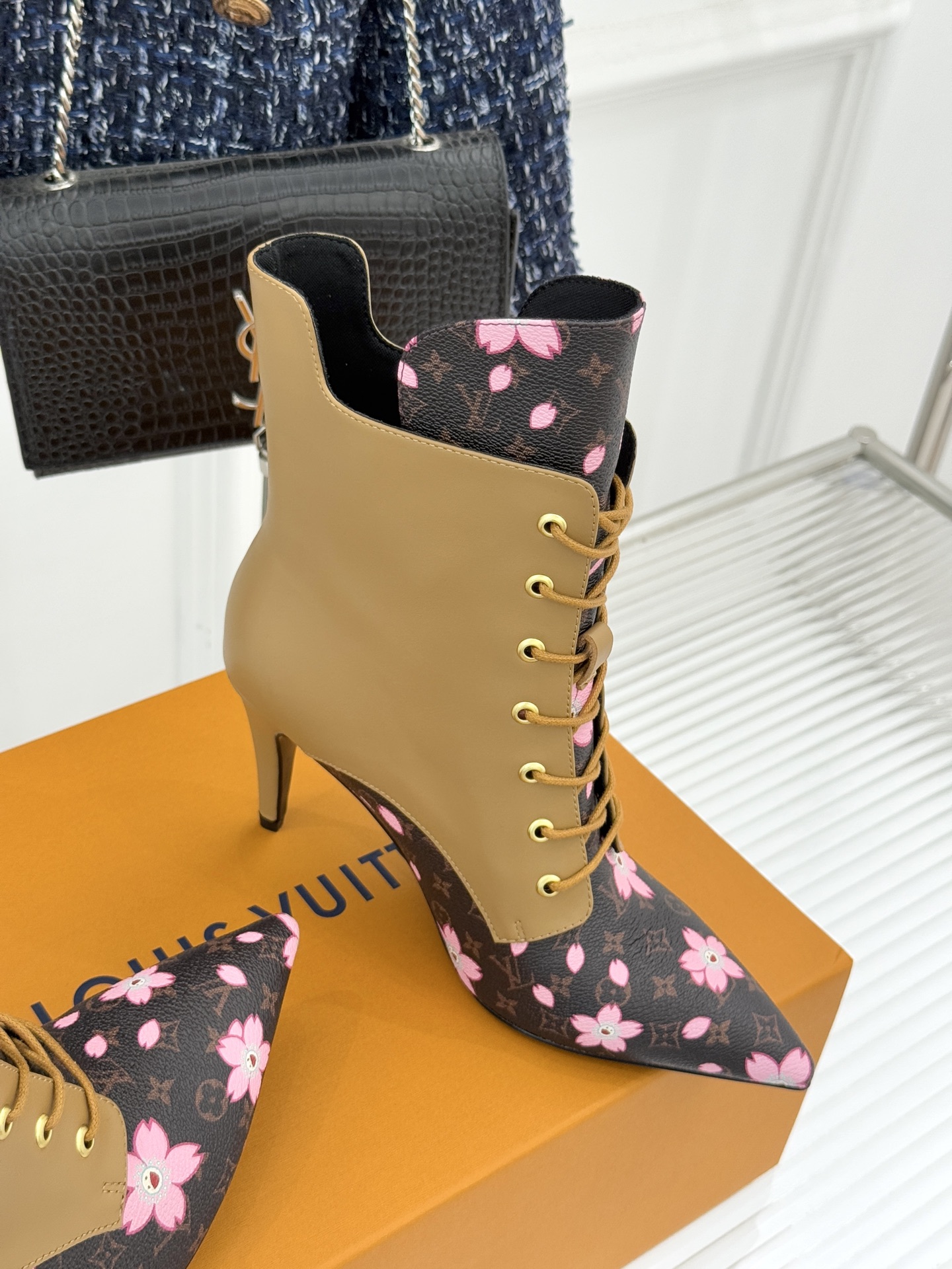 驴牌25WF新品尖头老花高跟短靴当百年老花邂逅当代鞋履美学这款短靴以标志性符号与利落廓形重塑优雅与锋芒的