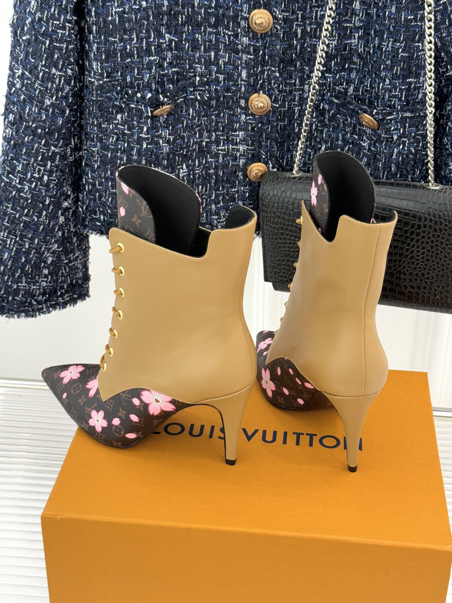 驴牌25WF新品尖头老花高跟短靴当百年老花邂逅当代鞋履美学这款短靴以标志性符号与利落廓形重塑优雅与锋芒的