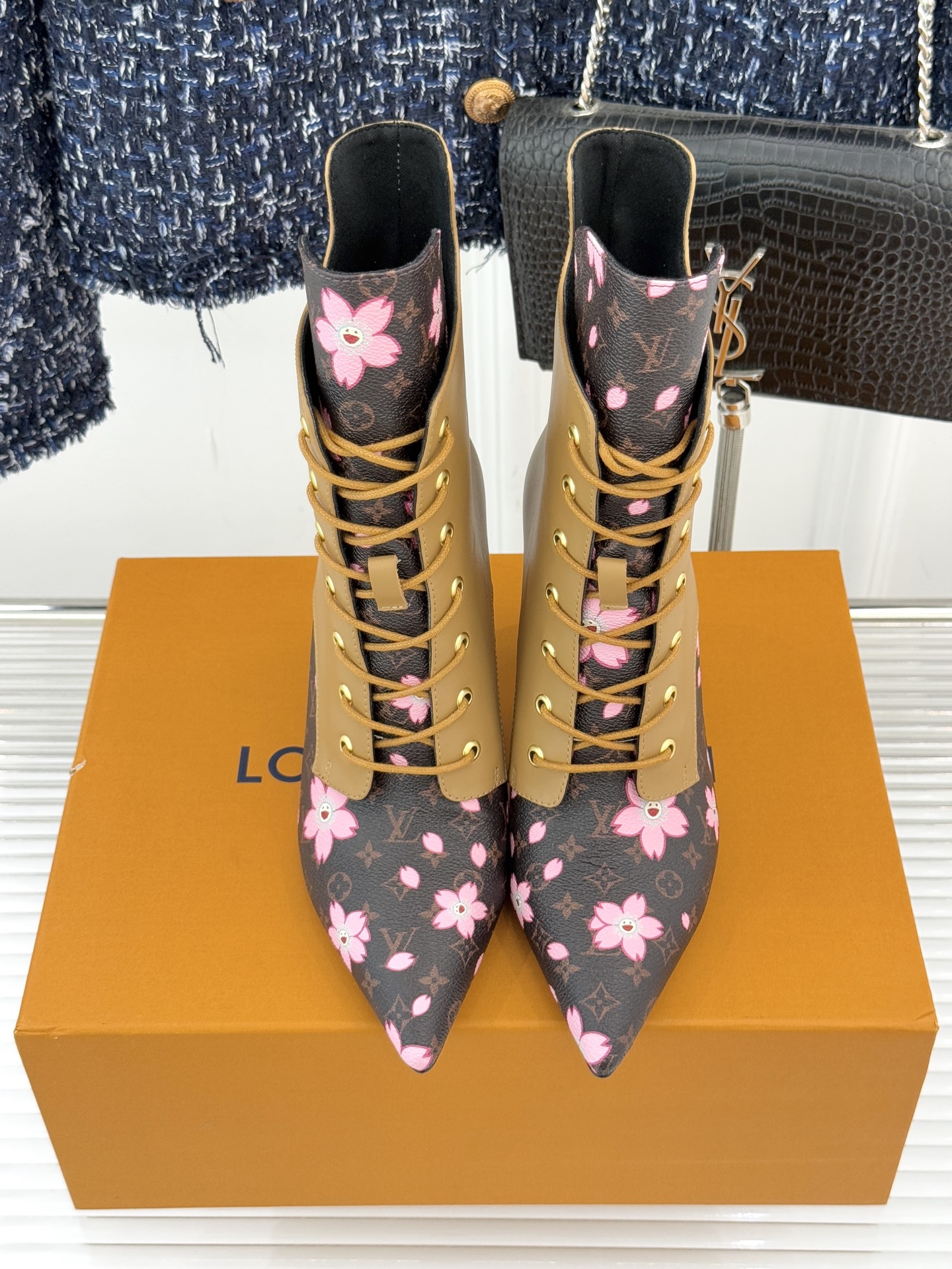 驴牌25WF新品尖头老花高跟短靴当百年老花邂逅当代鞋履美学这款短靴以标志性符号与利落廓形重塑优雅与锋芒的