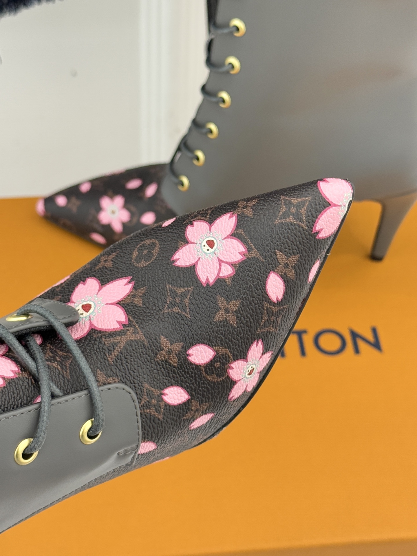 驴牌25WF新品尖头老花高跟短靴当百年老花邂逅当代鞋履美学这款短靴以标志性符号与利落廓形重塑优雅与锋芒的