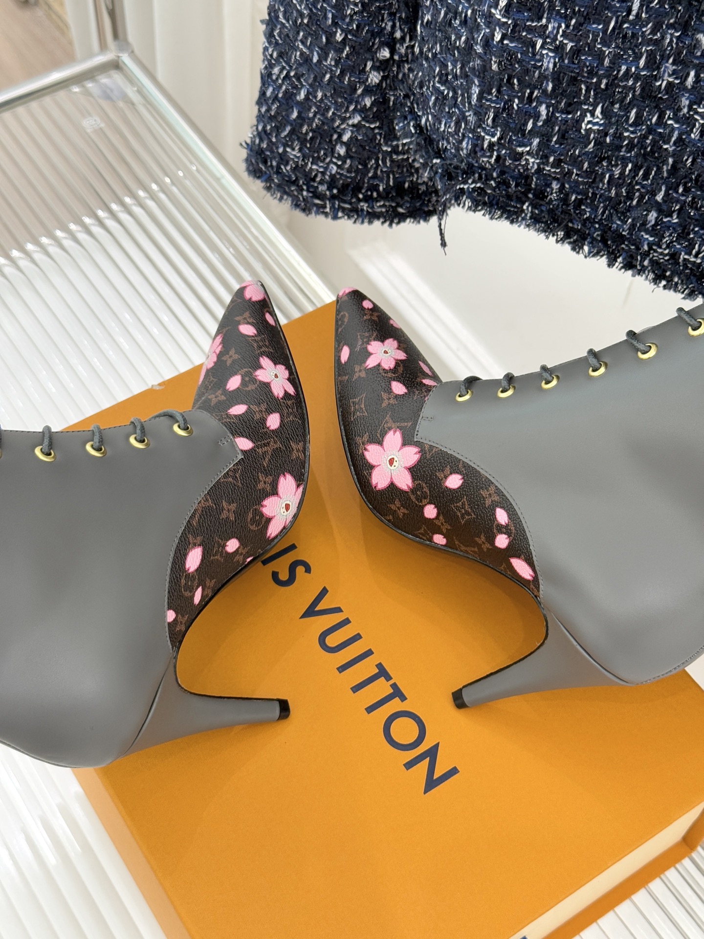 驴牌25WF新品尖头老花高跟短靴当百年老花邂逅当代鞋履美学这款短靴以标志性符号与利落廓形重塑优雅与锋芒的