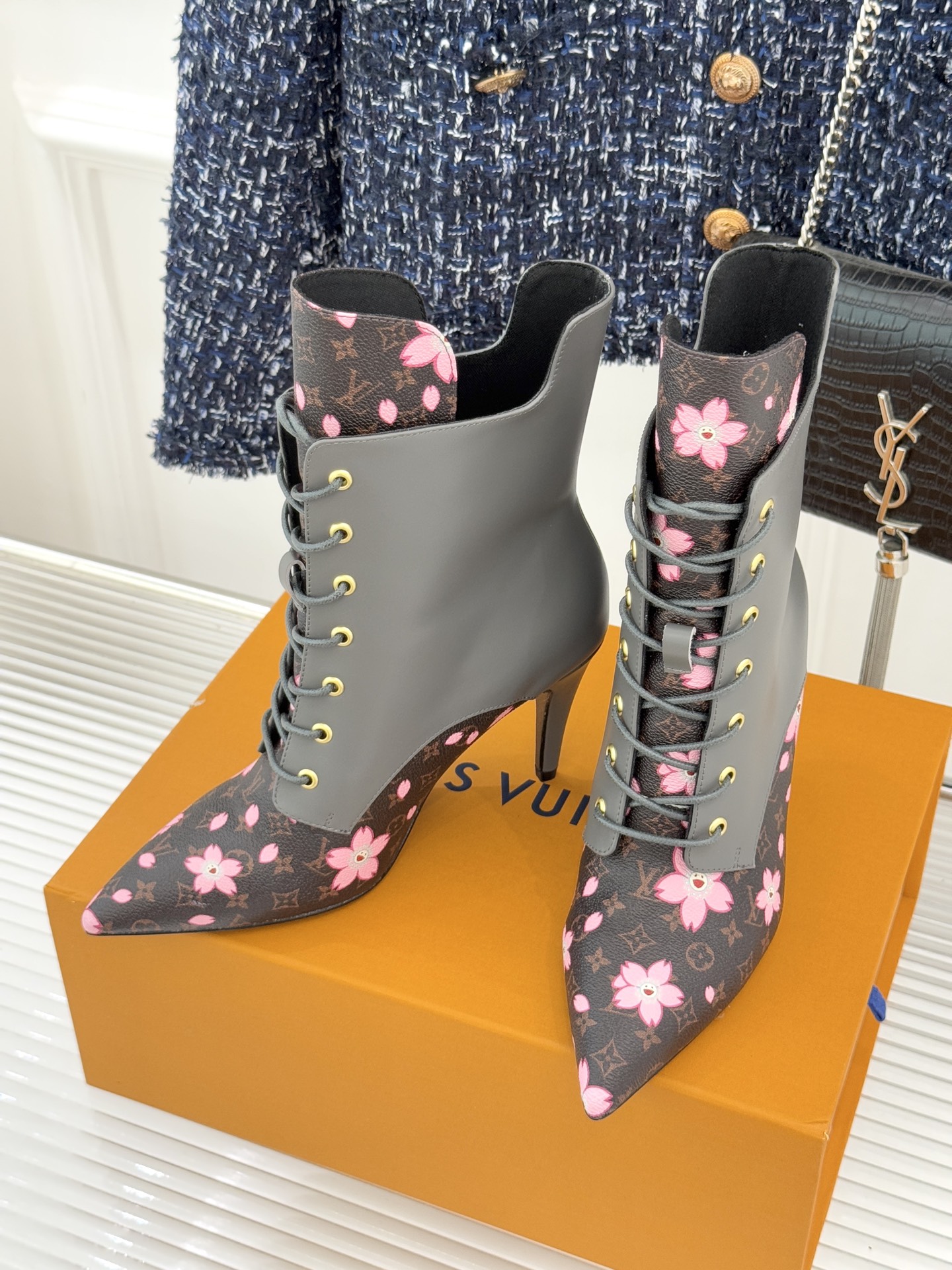 驴牌25WF新品尖头老花高跟短靴当百年老花邂逅当代鞋履美学这款短靴以标志性符号与利落廓形重塑优雅与锋芒的