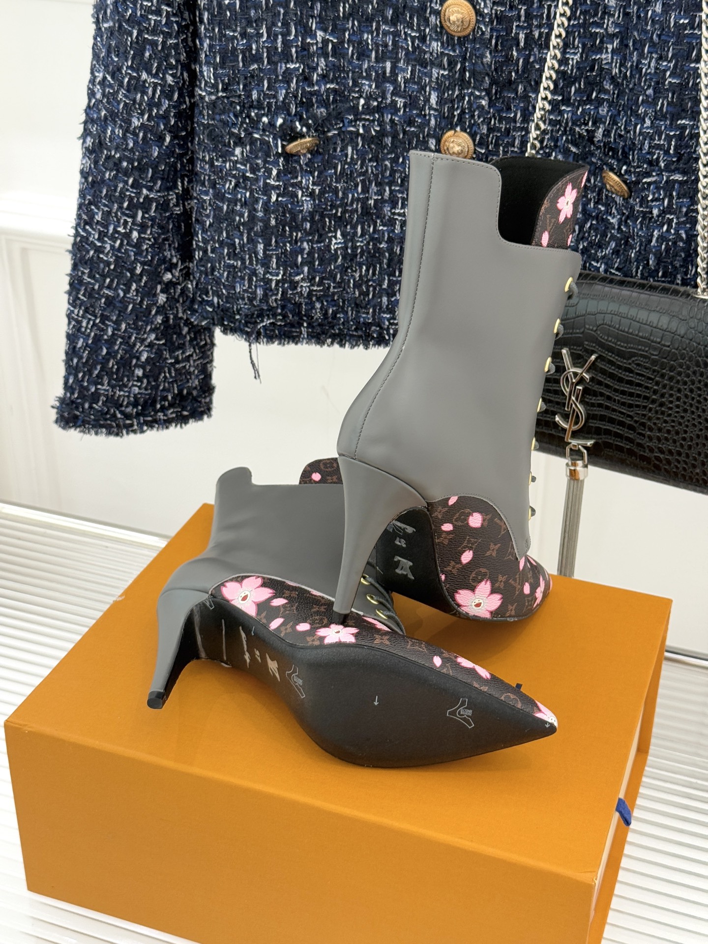 驴牌25WF新品尖头老花高跟短靴当百年老花邂逅当代鞋履美学这款短靴以标志性符号与利落廓形重塑优雅与锋芒的