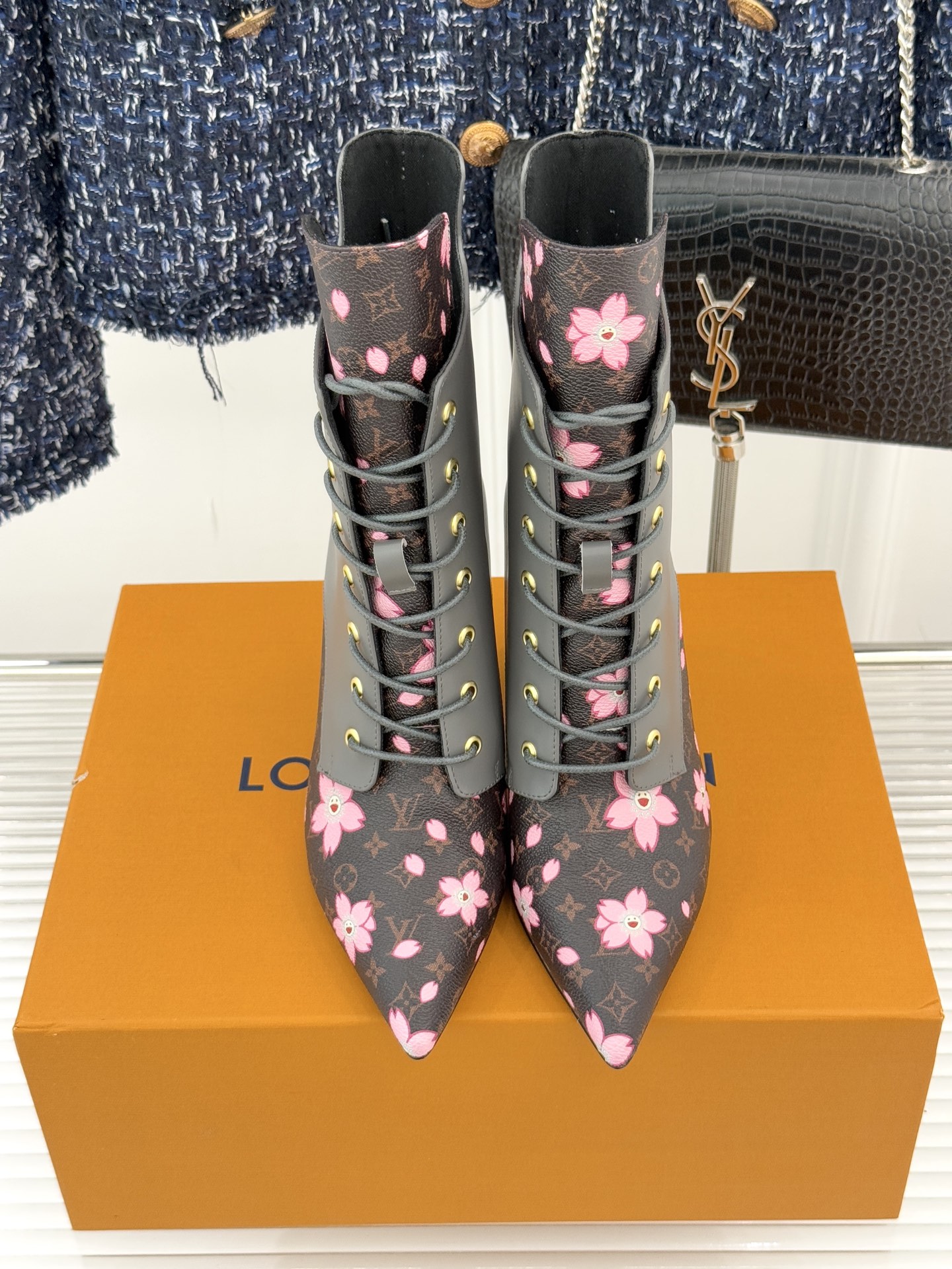 驴牌25WF新品尖头老花高跟短靴当百年老花邂逅当代鞋履美学这款短靴以标志性符号与利落廓形重塑优雅与锋芒的