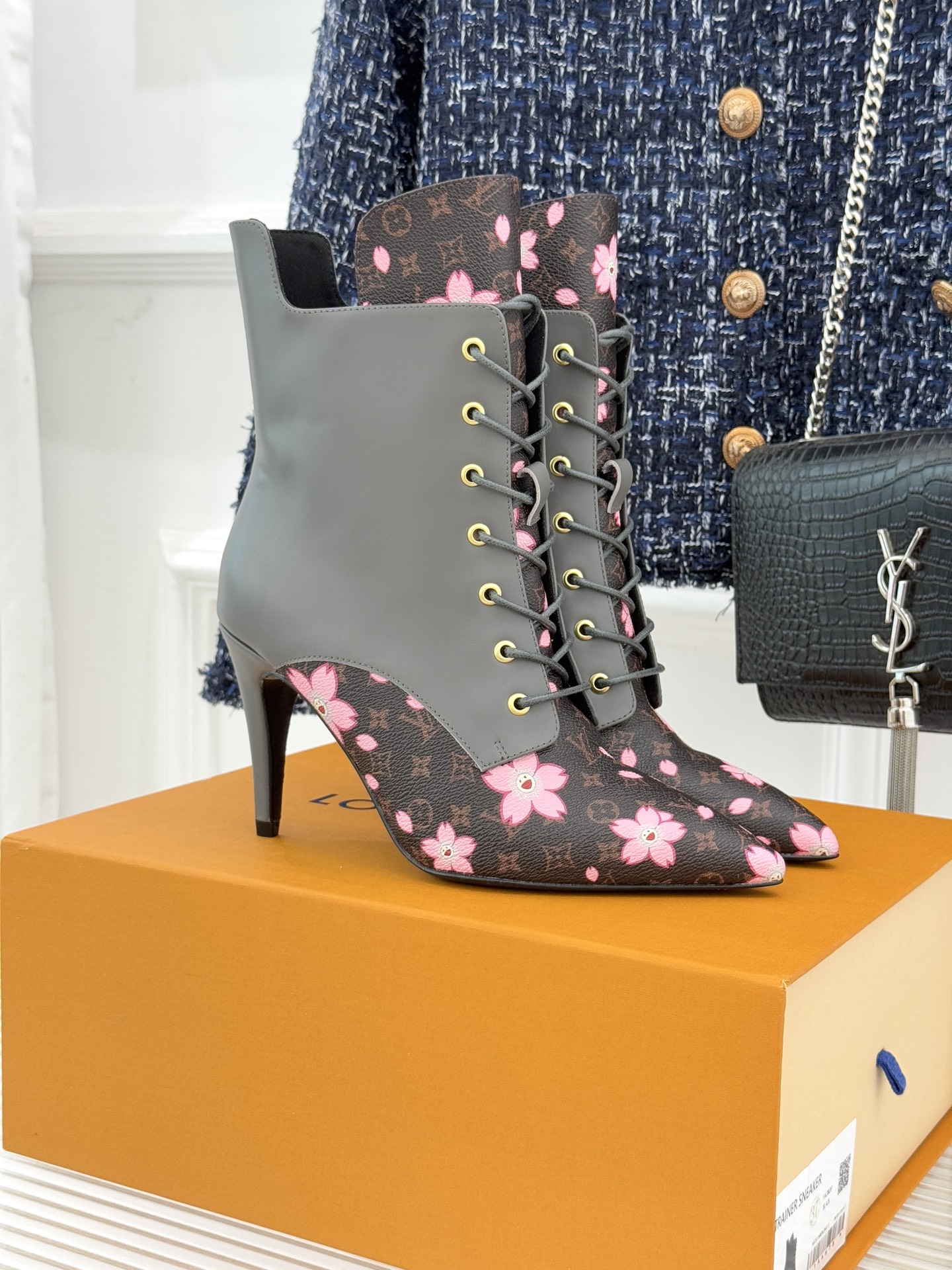 驴牌25WF新品尖头老花高跟短靴当百年老花邂逅当代鞋履美学这款短靴以标志性符号与利落廓形重塑优雅与锋芒的