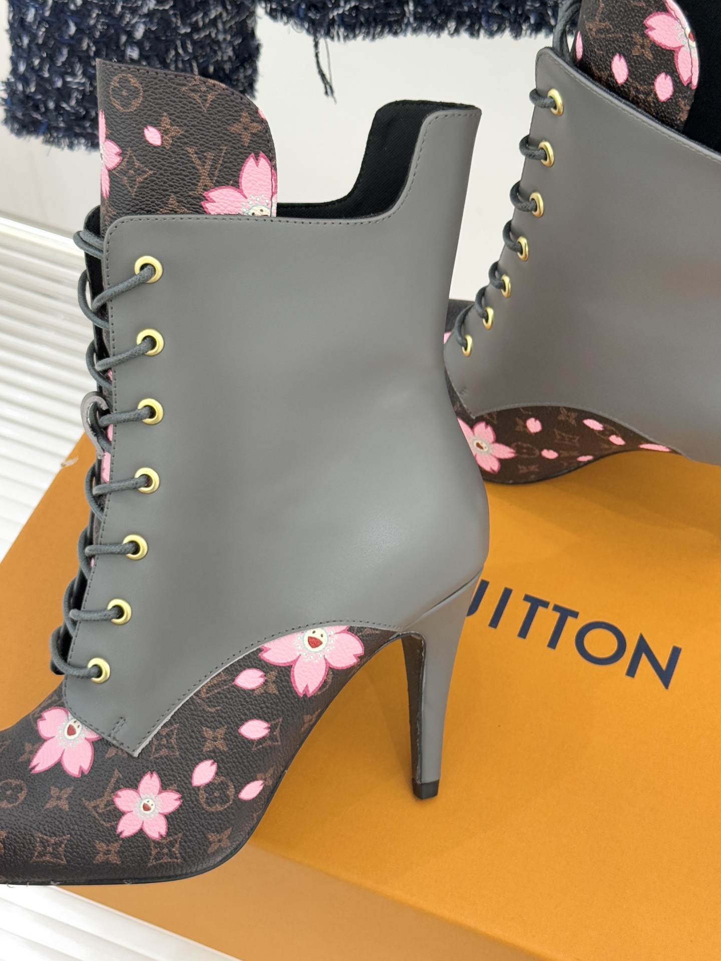 驴牌25WF新品尖头老花高跟短靴当百年老花邂逅当代鞋履美学这款短靴以标志性符号与利落廓形重塑优雅与锋芒的