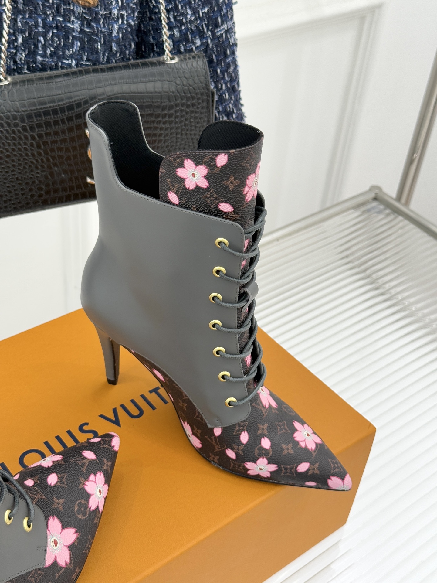 驴牌25WF新品尖头老花高跟短靴当百年老花邂逅当代鞋履美学这款短靴以标志性符号与利落廓形重塑优雅与锋芒的