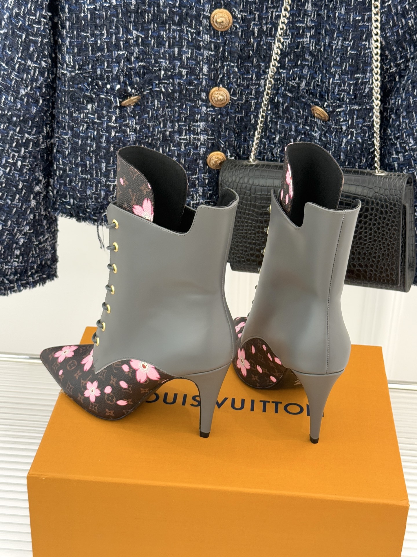 驴牌25WF新品尖头老花高跟短靴当百年老花邂逅当代鞋履美学这款短靴以标志性符号与利落廓形重塑优雅与锋芒的