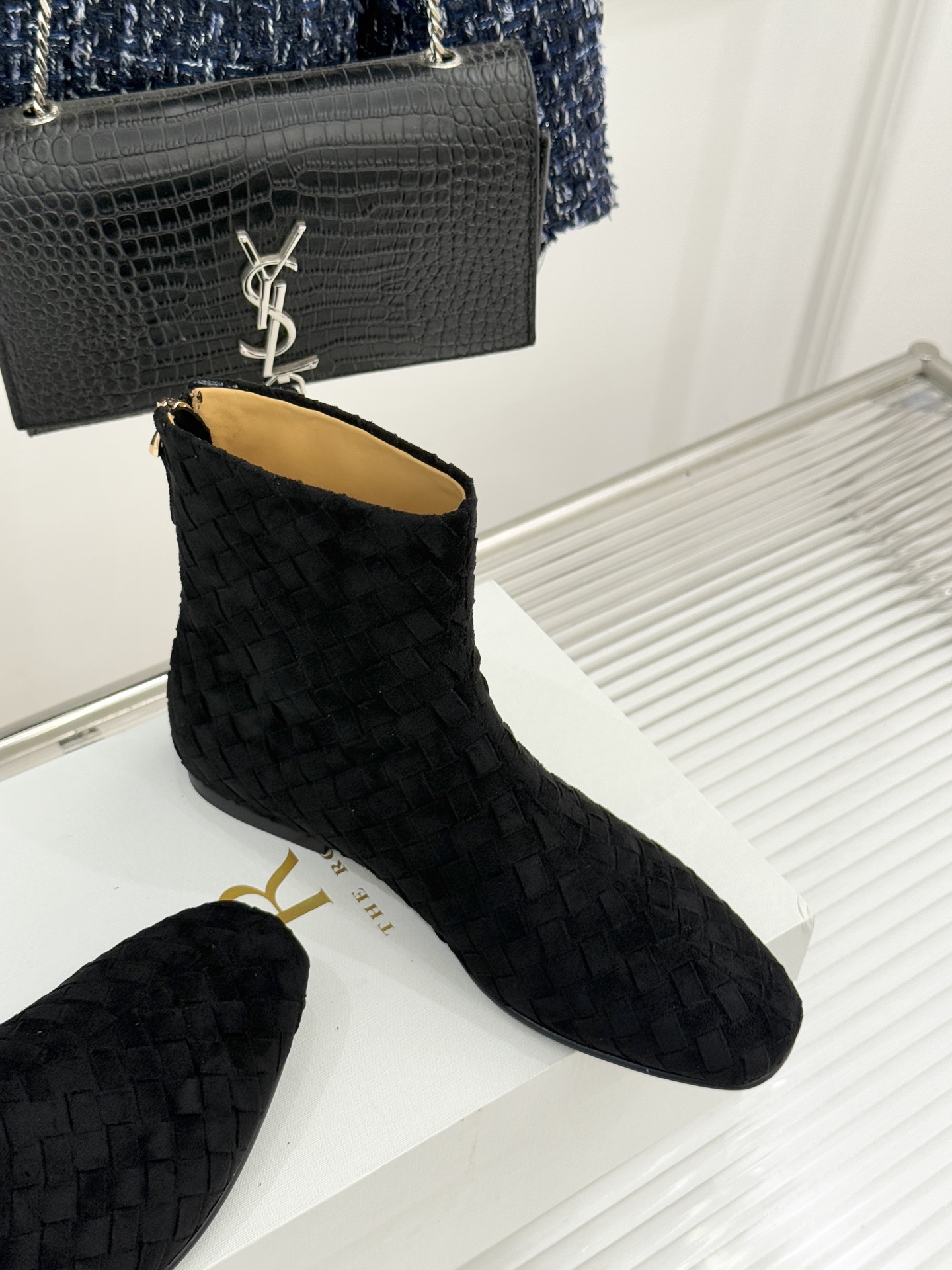 The Row25WF新品复古编织后拉链平底短靴当喧嚣潮流回归本质这双编织短靴以「无声的精致」重新诠释日