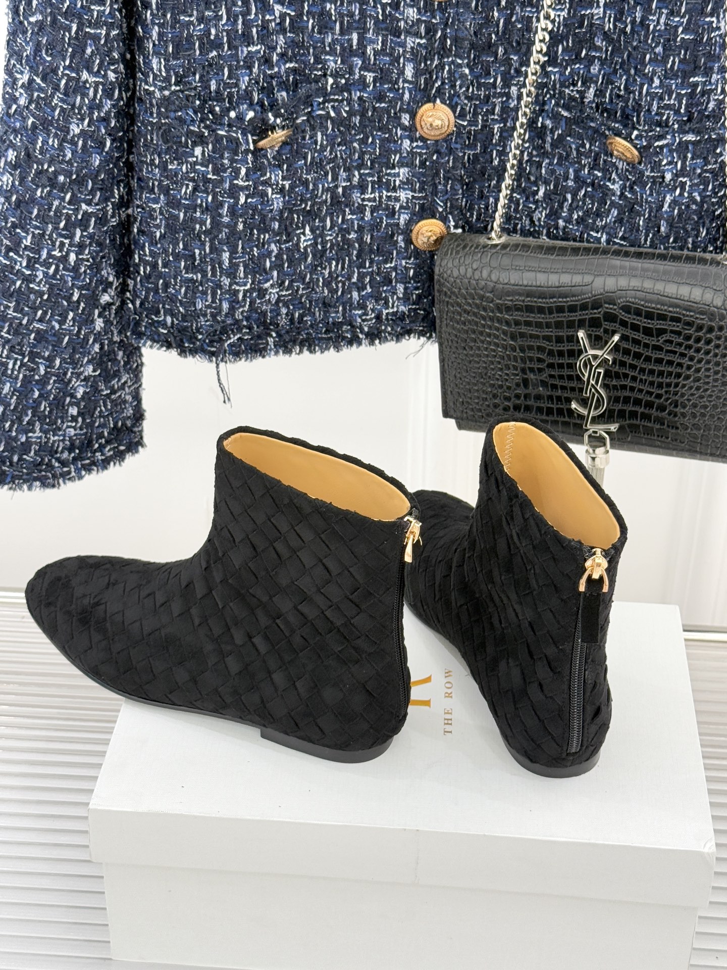 The Row25WF新品复古编织后拉链平底短靴当喧嚣潮流回归本质这双编织短靴以「无声的精致」重新诠释日