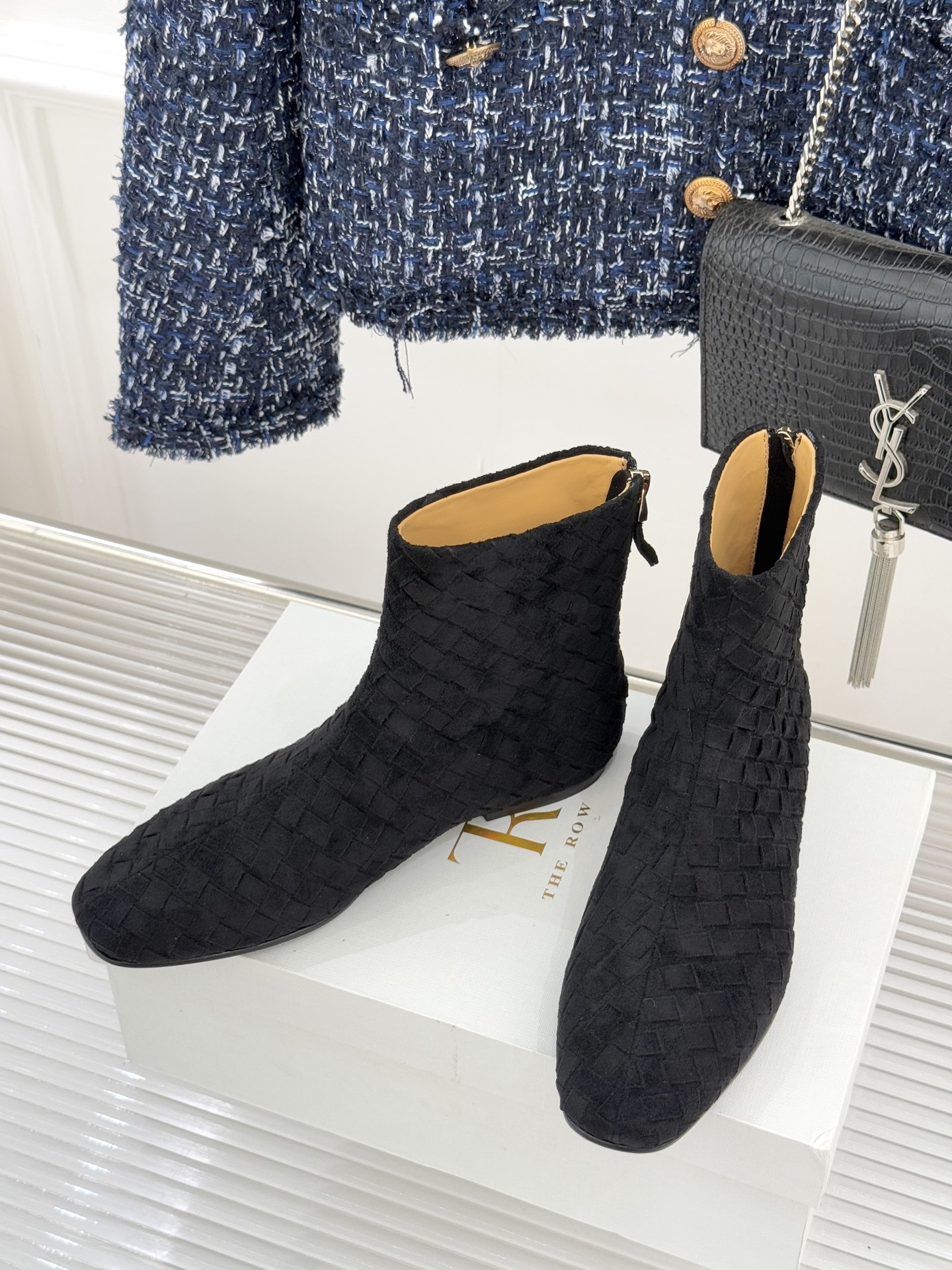 The Row25WF新品复古编织后拉链平底短靴当喧嚣潮流回归本质这双编织短靴以「无声的精致」重新诠释日