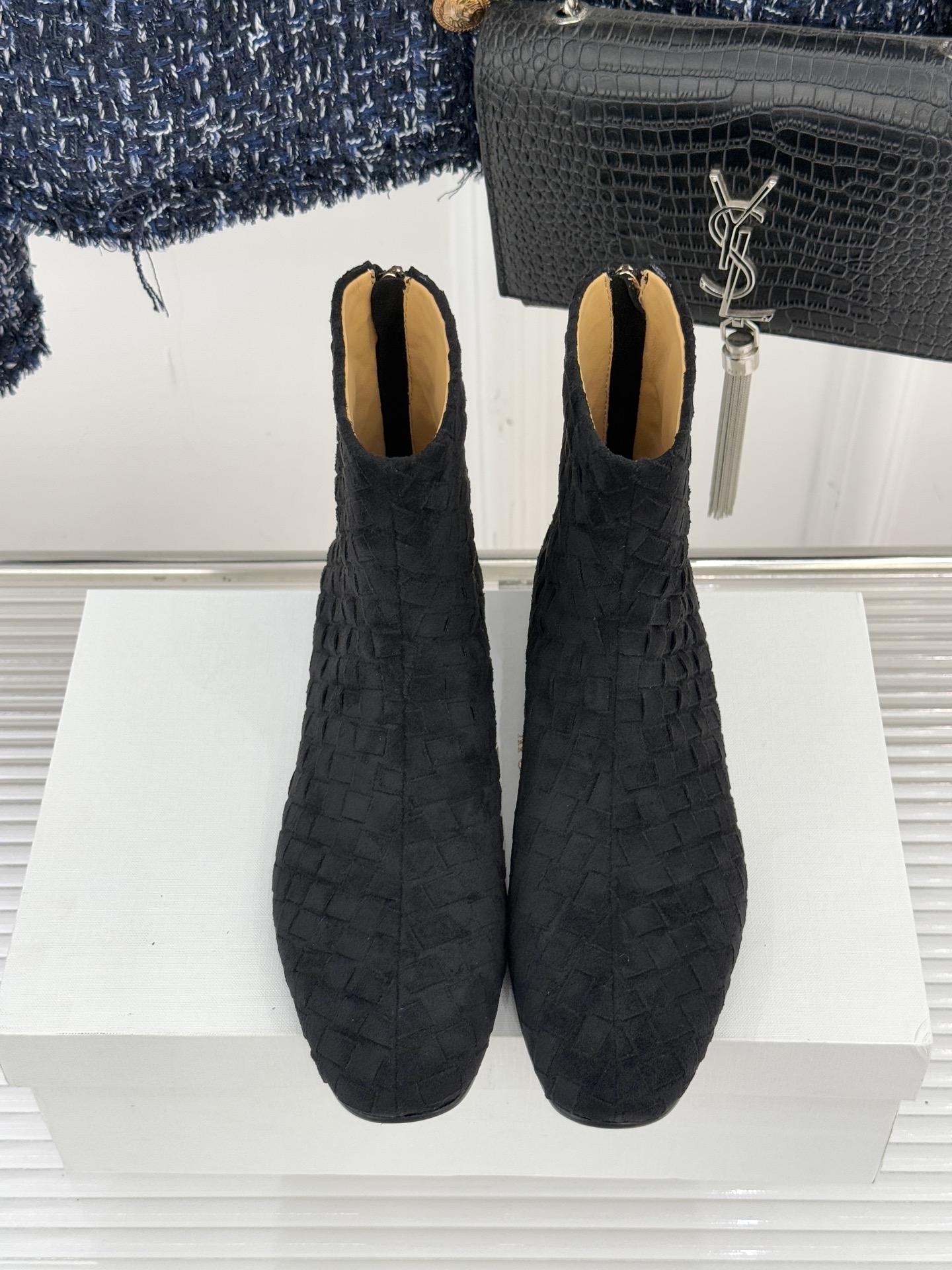 The Row25WF新品复古编织后拉链平底短靴当喧嚣潮流回归本质这双编织短靴以「无声的精致」重新诠释日