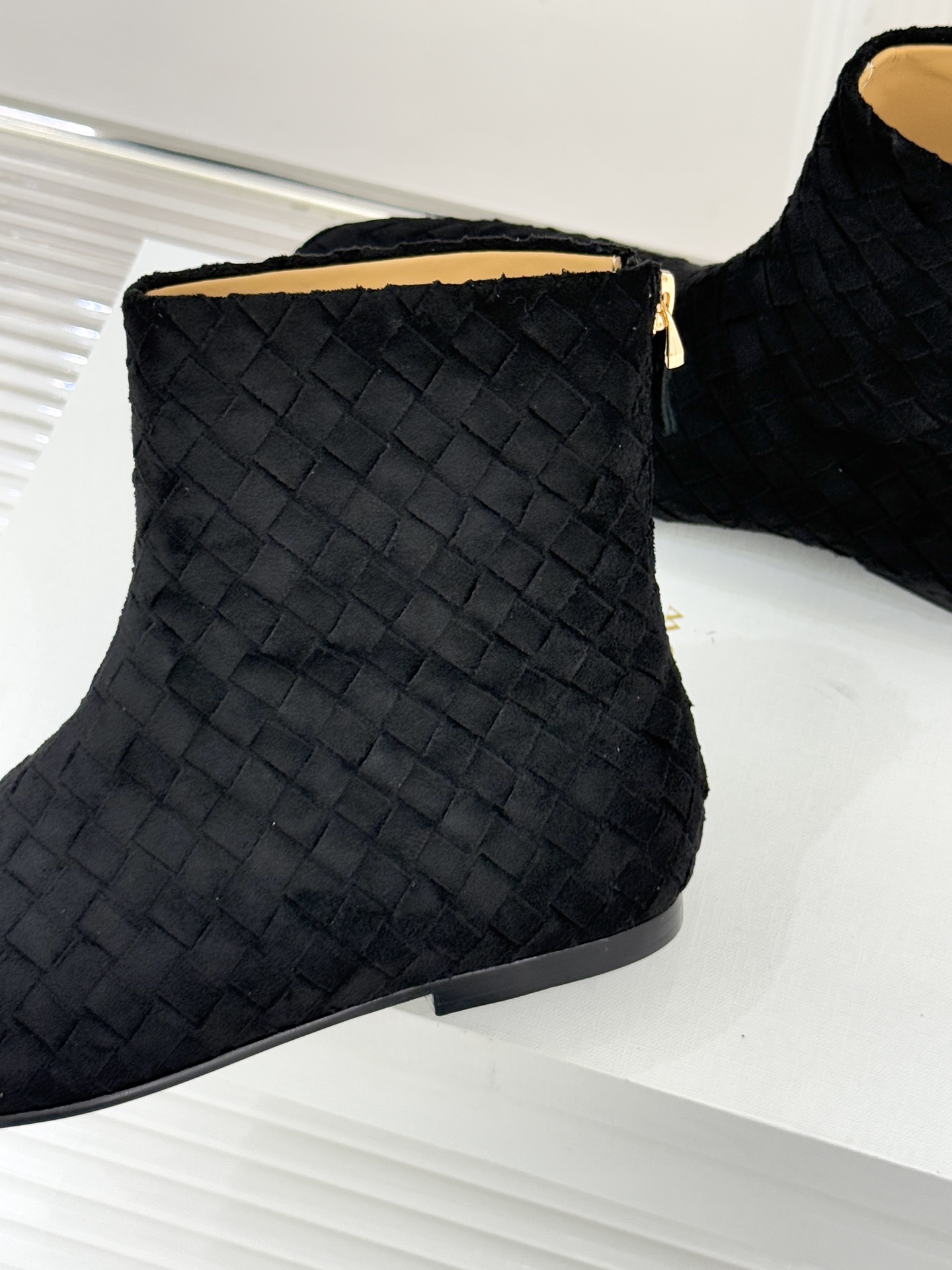 The Row25WF新品复古编织后拉链平底短靴当喧嚣潮流回归本质这双编织短靴以「无声的精致」重新诠释日