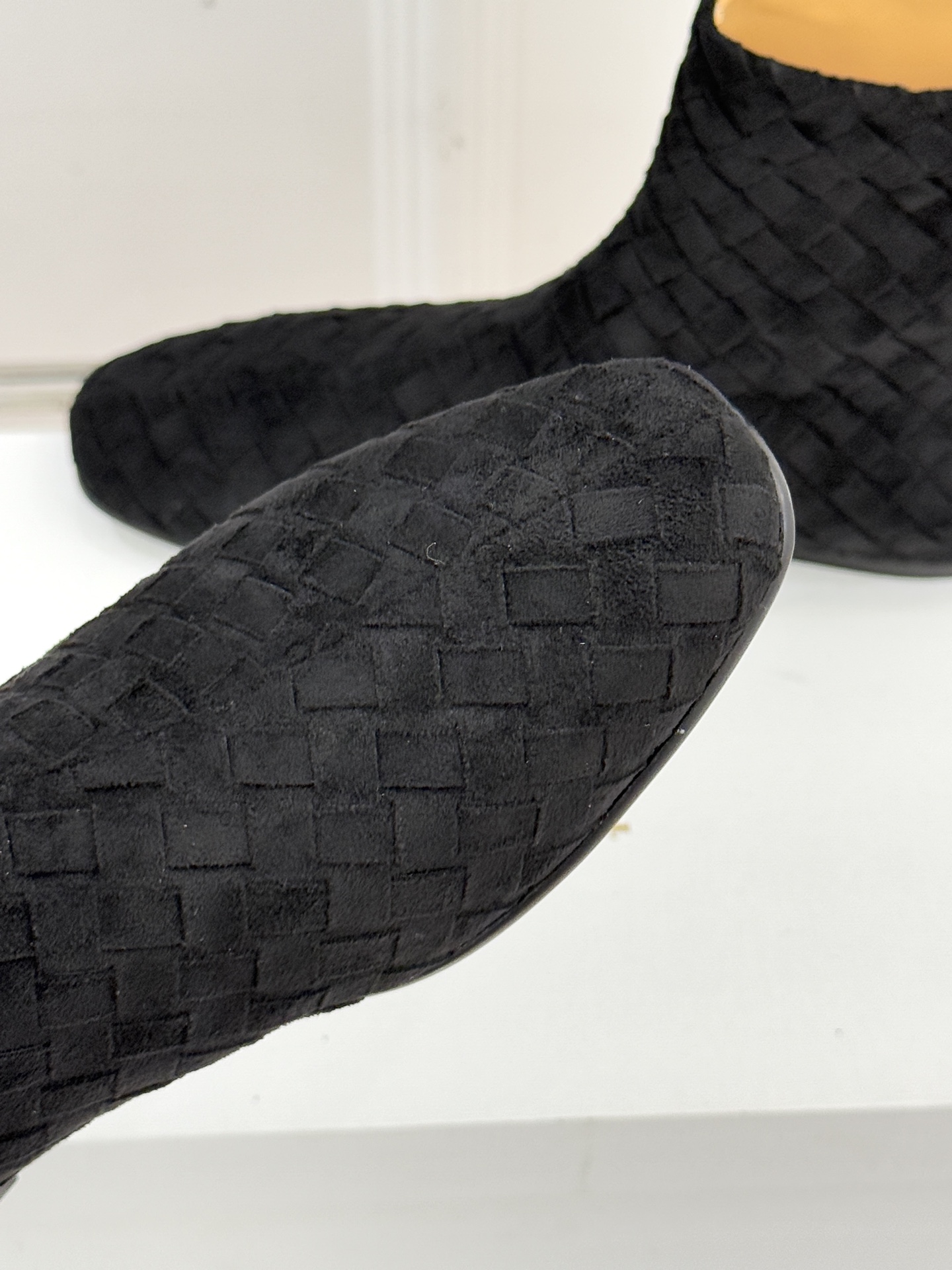 The Row25WF新品复古编织后拉链平底短靴当喧嚣潮流回归本质这双编织短靴以「无声的精致」重新诠释日