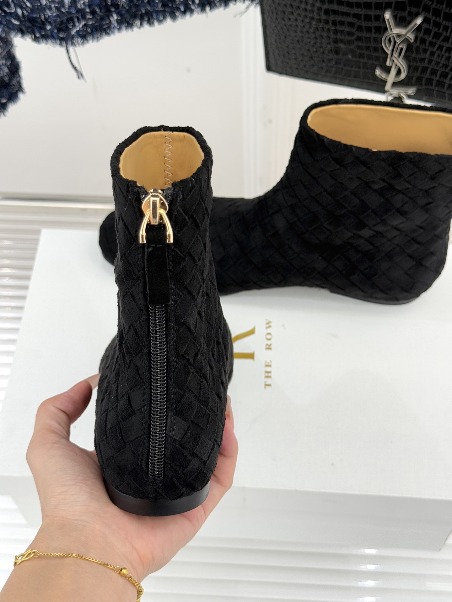 The Row25WF新品复古编织后拉链平底短靴当喧嚣潮流回归本质这双编织短靴以「无声的精致」重新诠释日