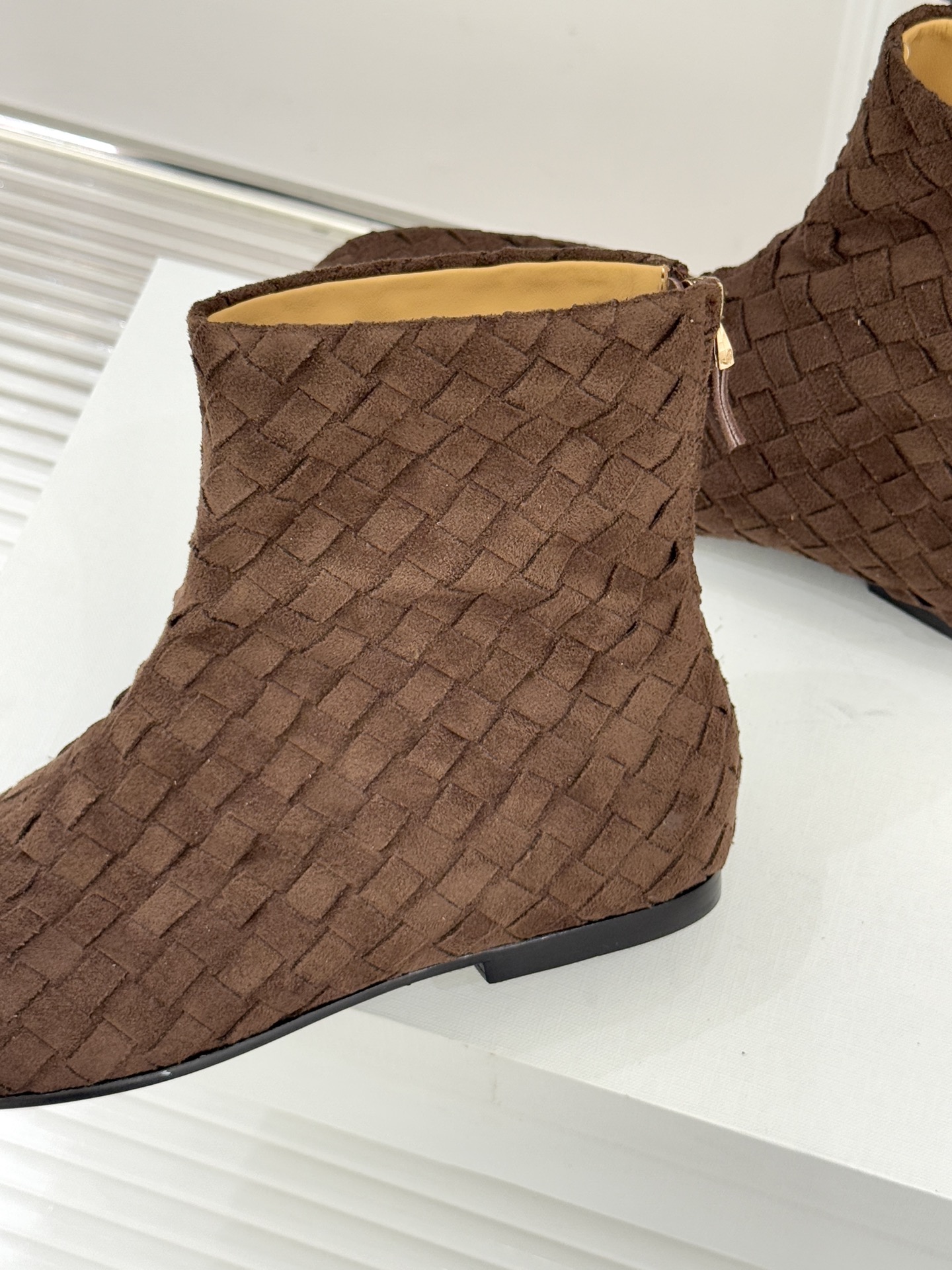 The Row25WF新品复古编织后拉链平底短靴当喧嚣潮流回归本质这双编织短靴以「无声的精致」重新诠释日