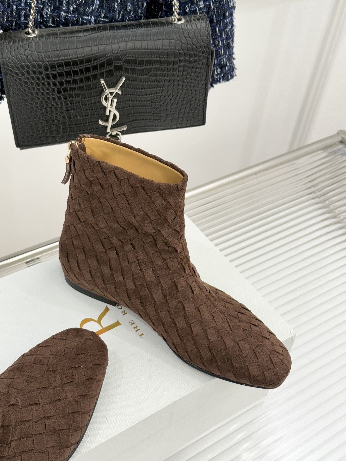 The Row25WF新品复古编织后拉链平底短靴当喧嚣潮流回归本质这双编织短靴以「无声的精致」重新诠释日