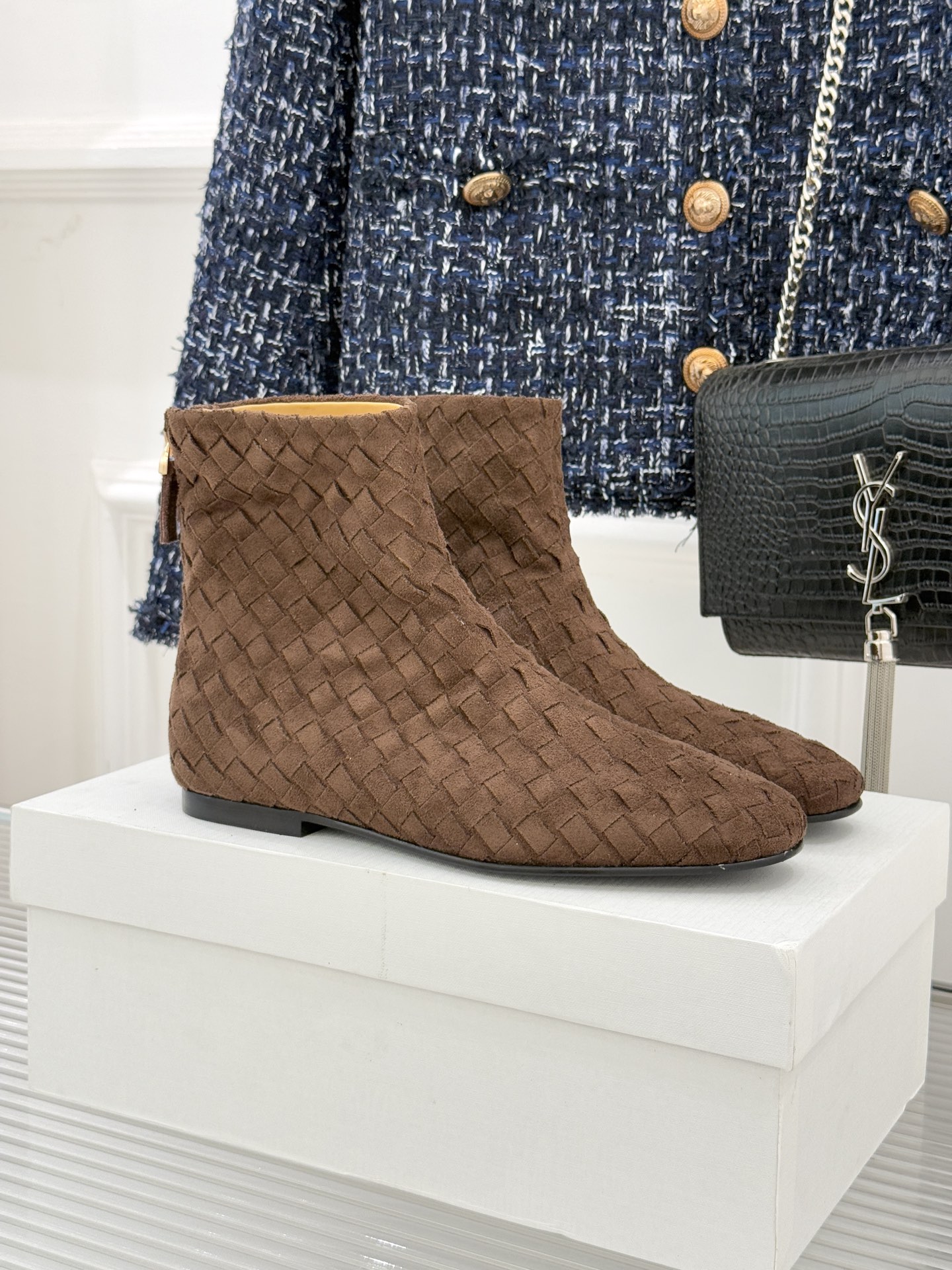 The Row25WF新品复古编织后拉链平底短靴当喧嚣潮流回归本质这双编织短靴以「无声的精致」重新诠释日