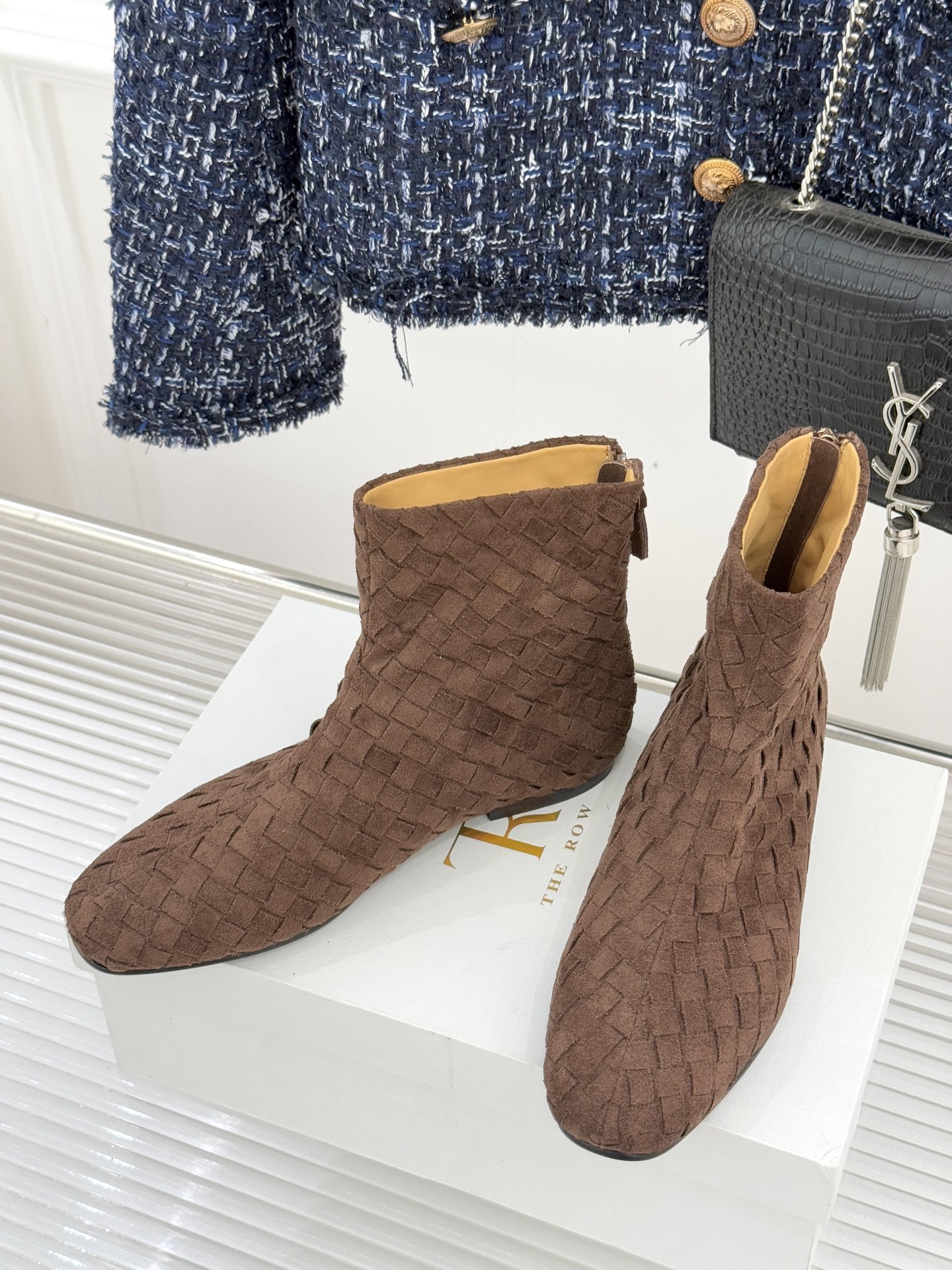 The Row25WF新品复古编织后拉链平底短靴当喧嚣潮流回归本质这双编织短靴以「无声的精致」重新诠释日