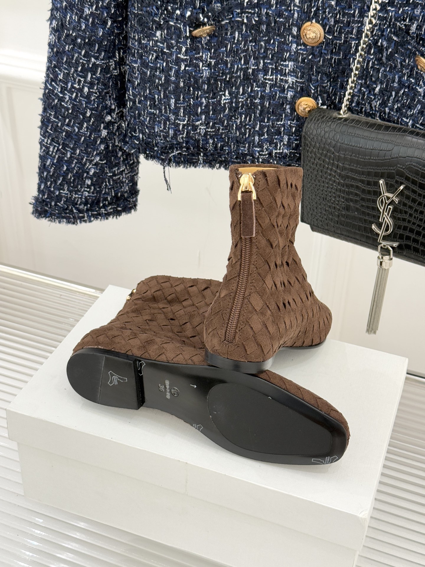 The Row25WF新品复古编织后拉链平底短靴当喧嚣潮流回归本质这双编织短靴以「无声的精致」重新诠释日