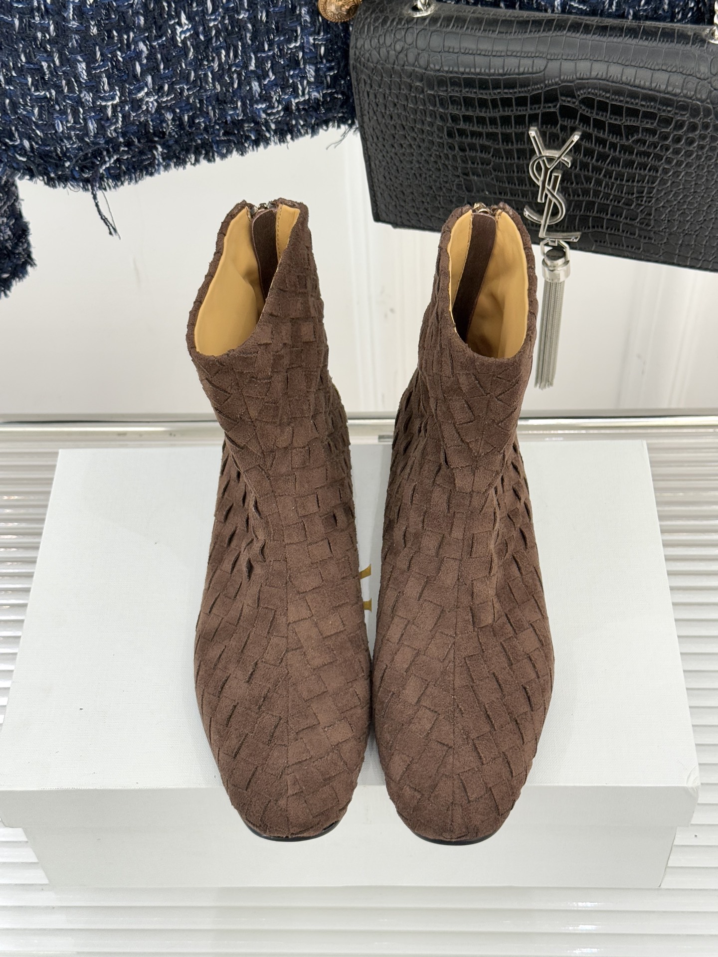 The Row25WF新品复古编织后拉链平底短靴当喧嚣潮流回归本质这双编织短靴以「无声的精致」重新诠释日