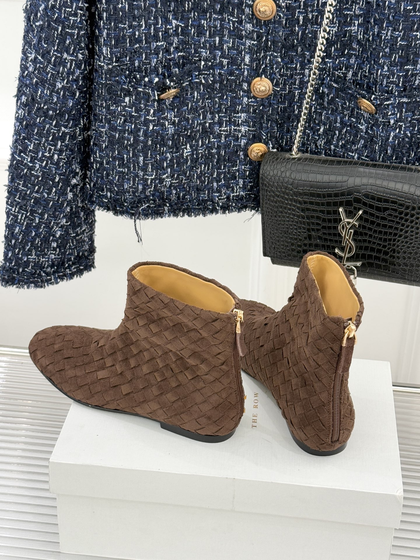 The Row25WF新品复古编织后拉链平底短靴当喧嚣潮流回归本质这双编织短靴以「无声的精致」重新诠释日