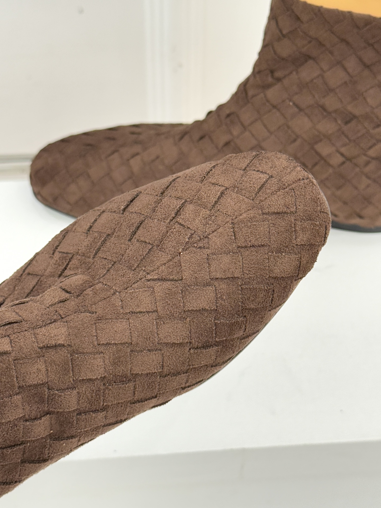 The Row25WF新品复古编织后拉链平底短靴当喧嚣潮流回归本质这双编织短靴以「无声的精致」重新诠释日