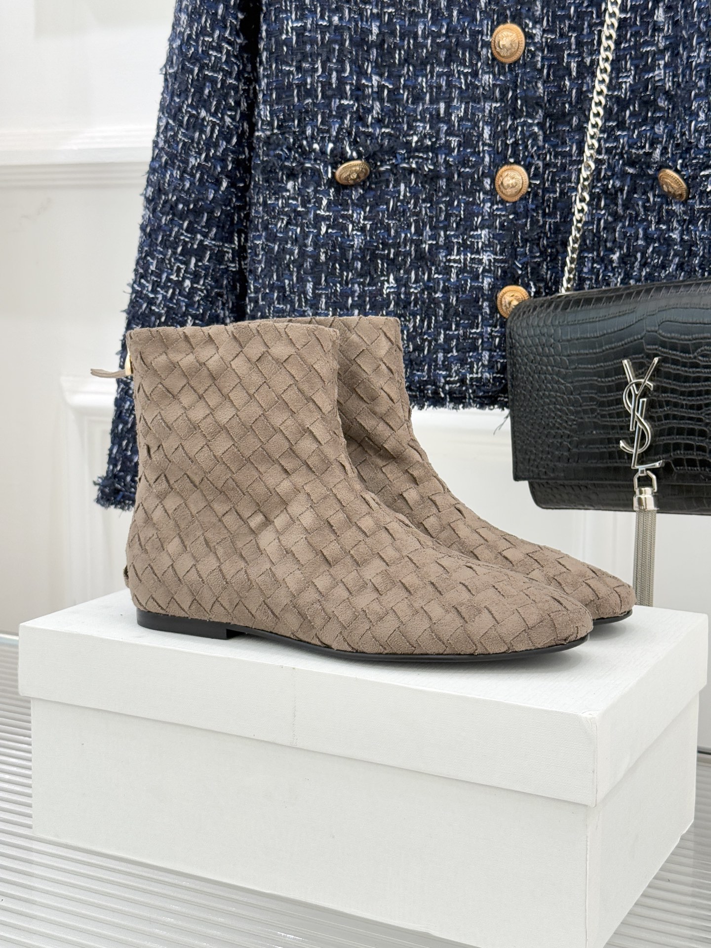 The Row25WF新品复古编织后拉链平底短靴当喧嚣潮流回归本质这双编织短靴以「无声的精致」重新诠释日