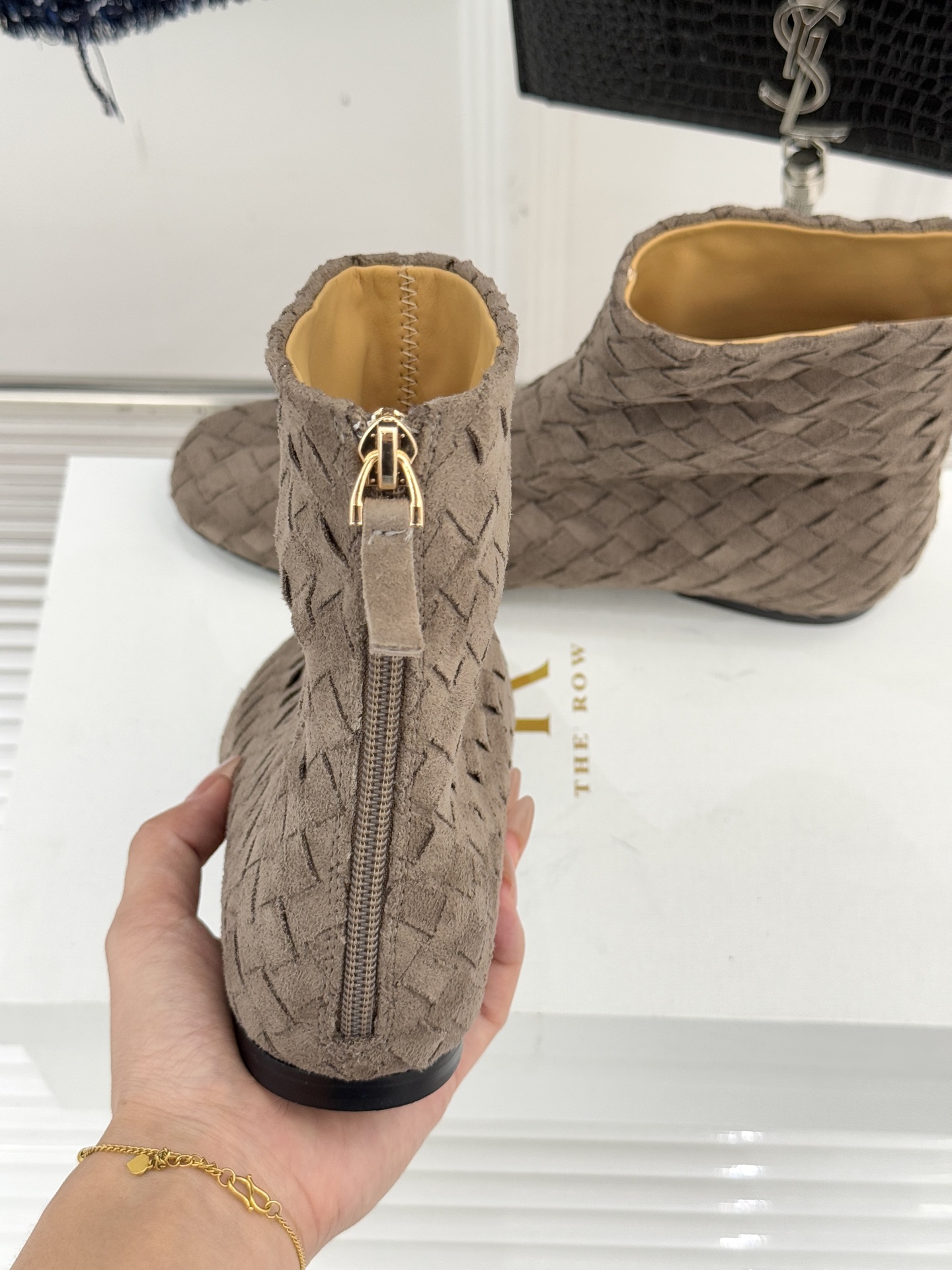 The Row25WF新品复古编织后拉链平底短靴当喧嚣潮流回归本质这双编织短靴以「无声的精致」重新诠释日