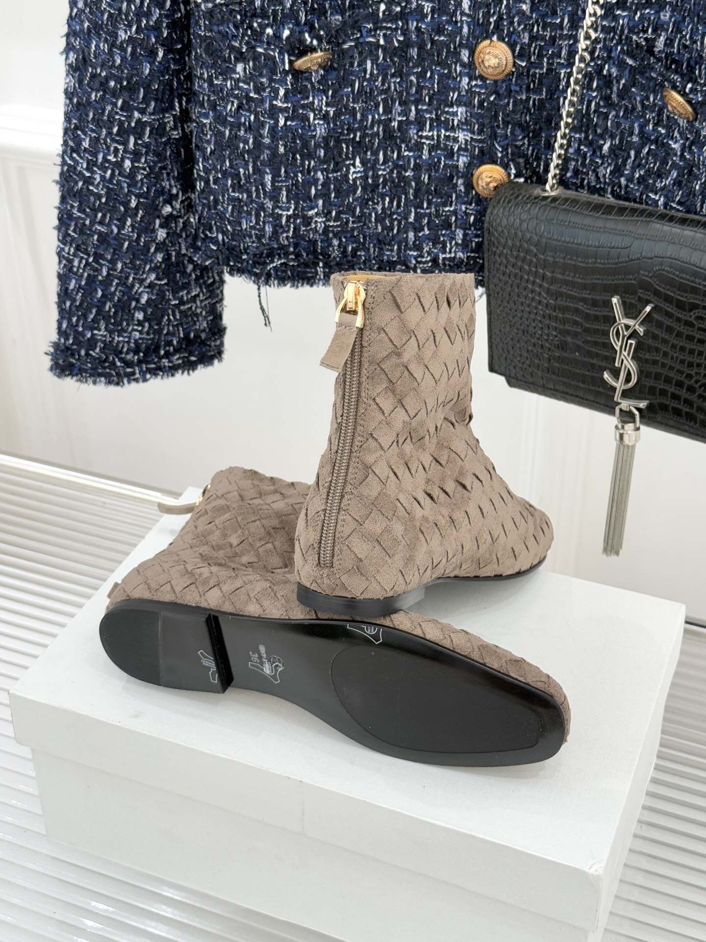 The Row25WF新品复古编织后拉链平底短靴当喧嚣潮流回归本质这双编织短靴以「无声的精致」重新诠释日