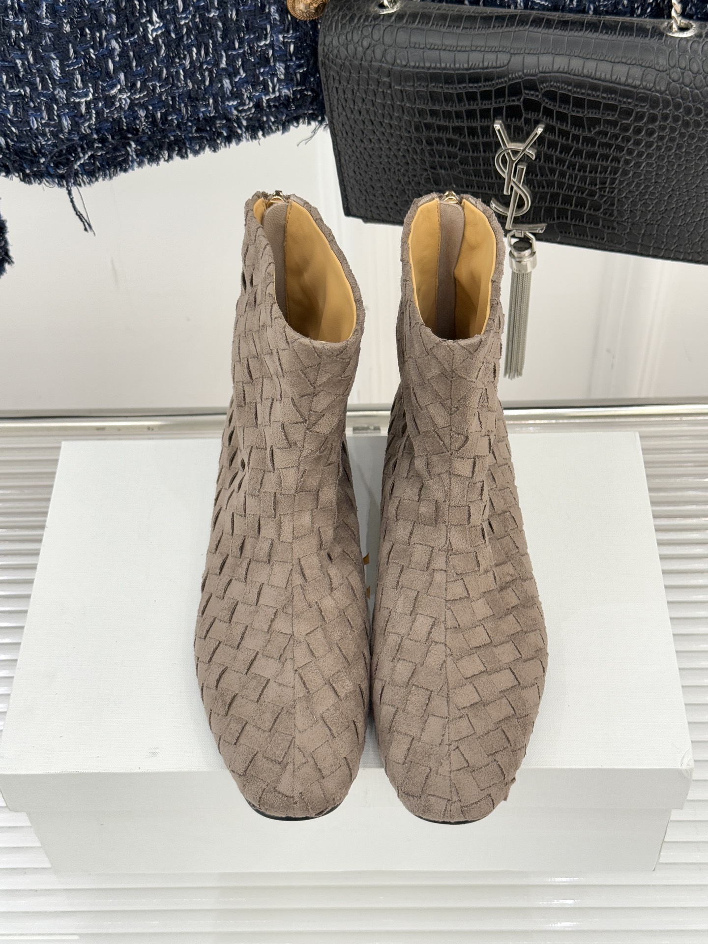 The Row25WF新品复古编织后拉链平底短靴当喧嚣潮流回归本质这双编织短靴以「无声的精致」重新诠释日