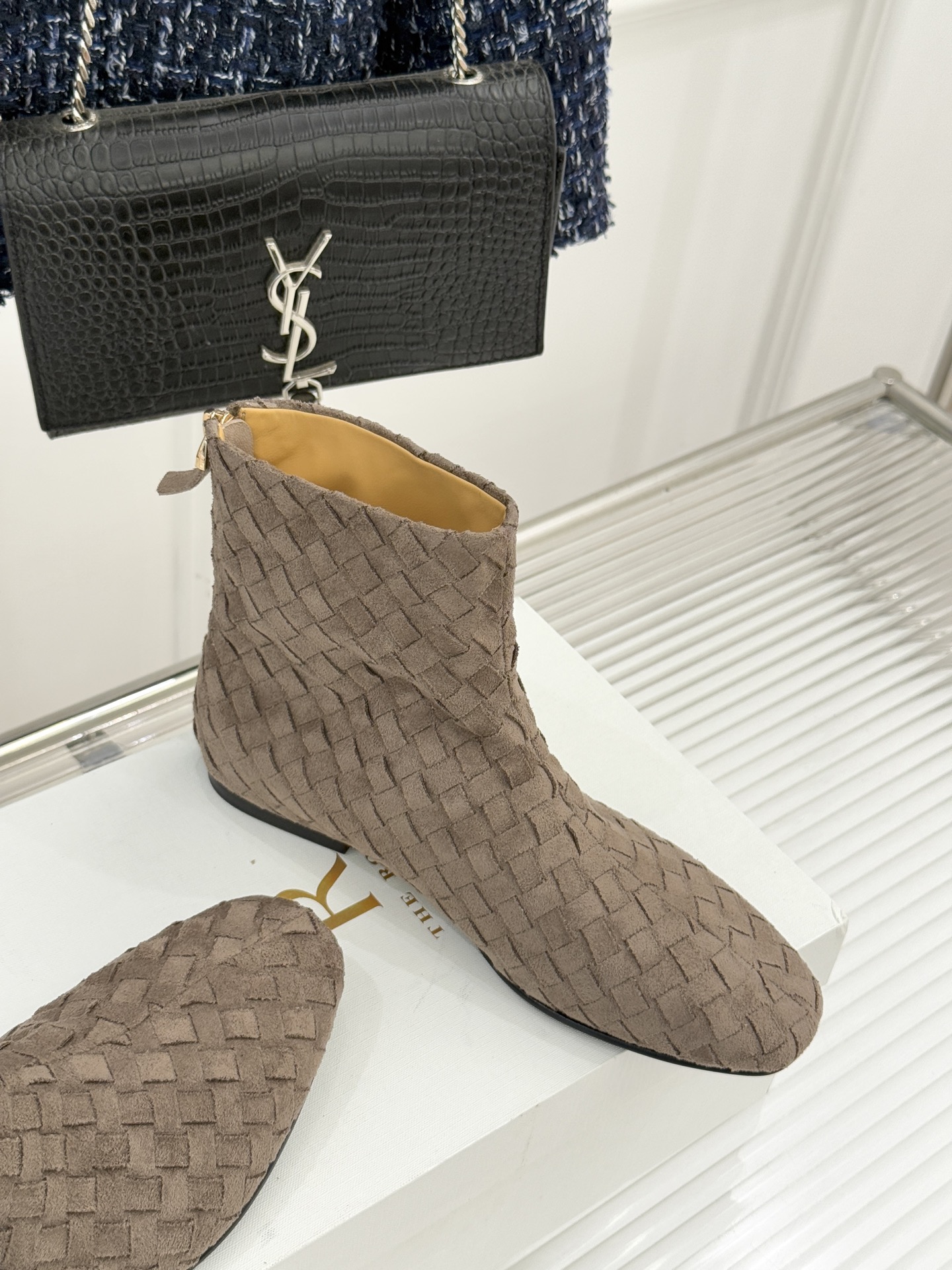 The Row25WF新品复古编织后拉链平底短靴当喧嚣潮流回归本质这双编织短靴以「无声的精致」重新诠释日