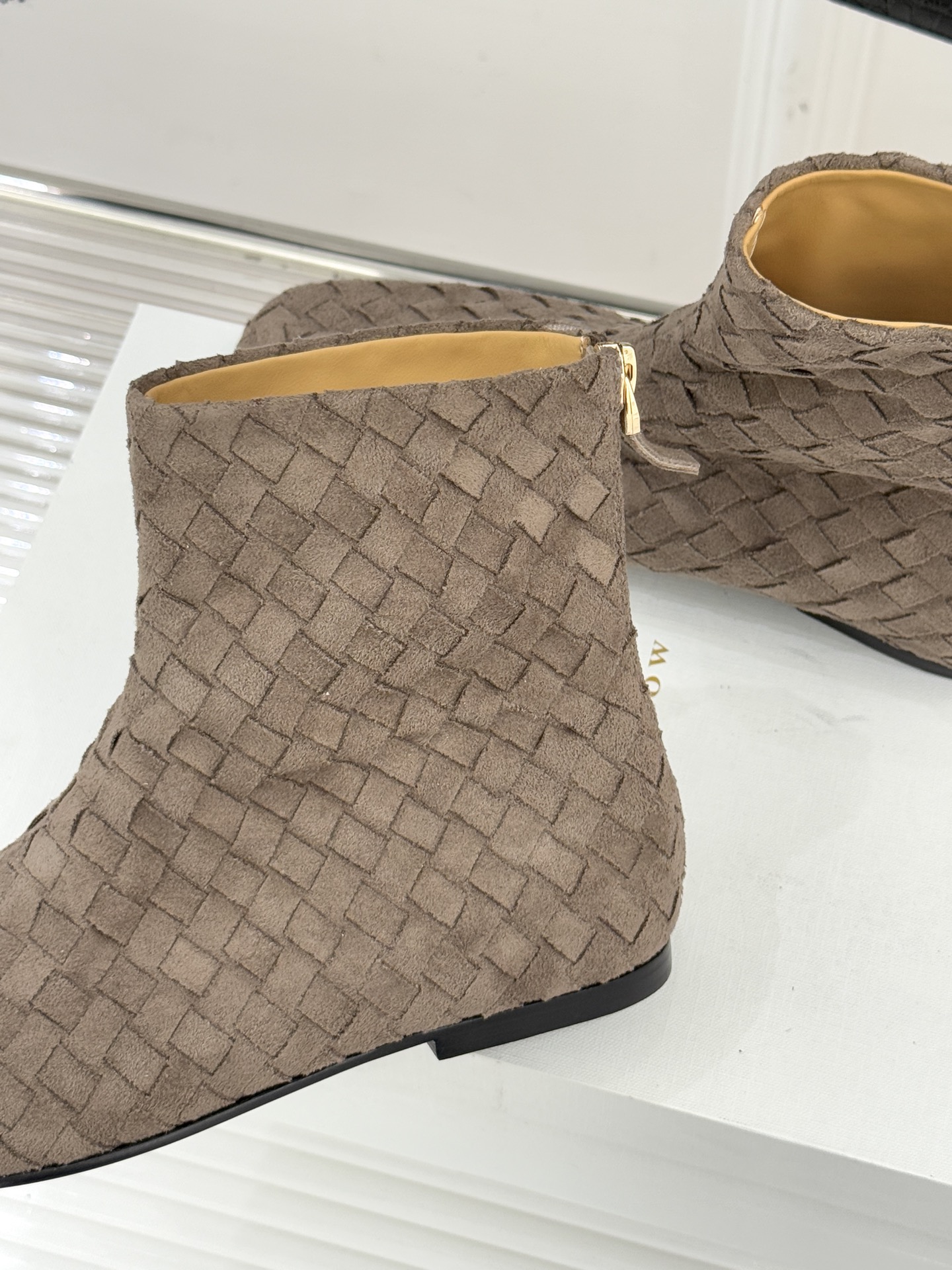 The Row25WF新品复古编织后拉链平底短靴当喧嚣潮流回归本质这双编织短靴以「无声的精致」重新诠释日