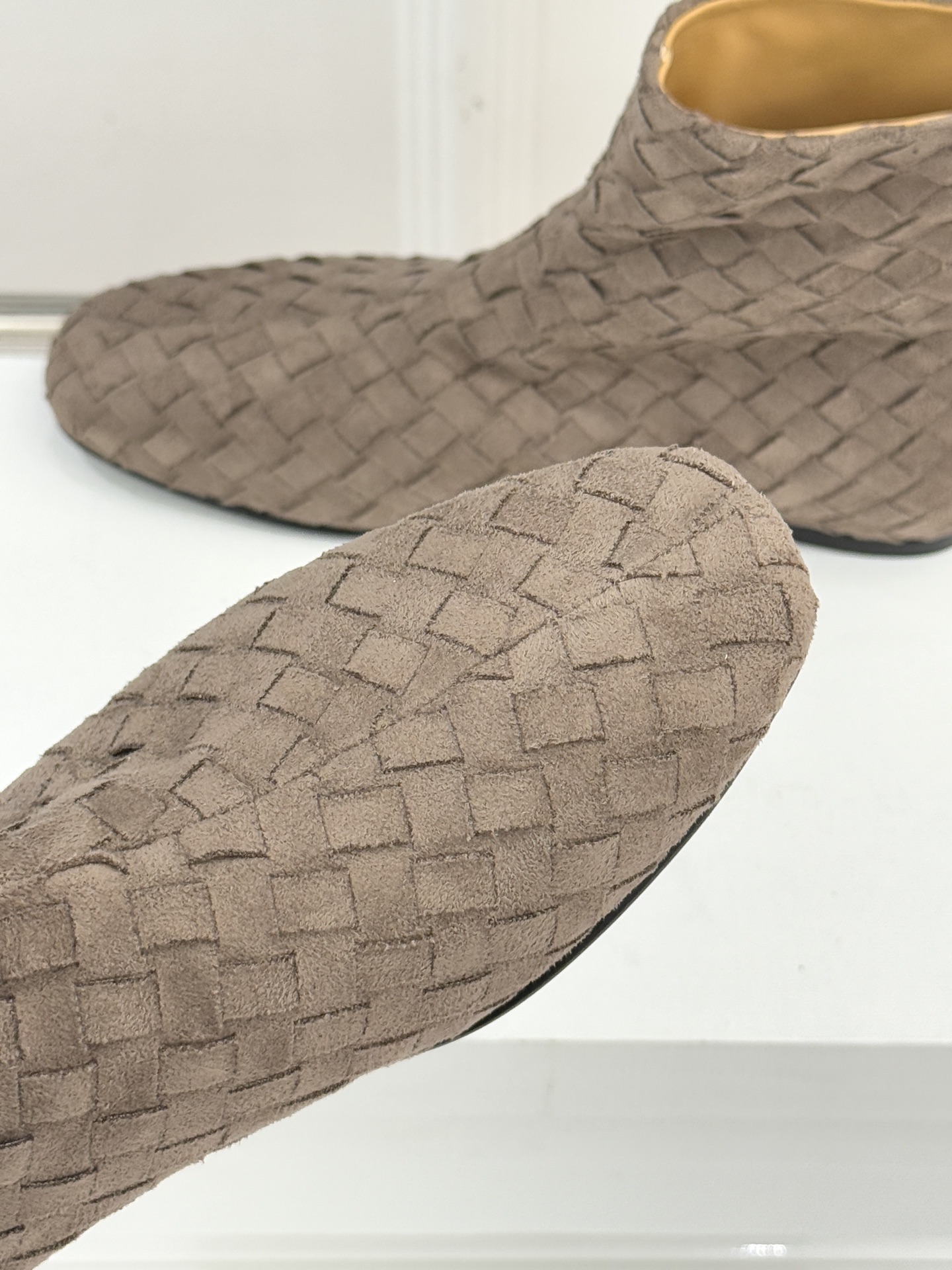 The Row25WF新品复古编织后拉链平底短靴当喧嚣潮流回归本质这双编织短靴以「无声的精致」重新诠释日