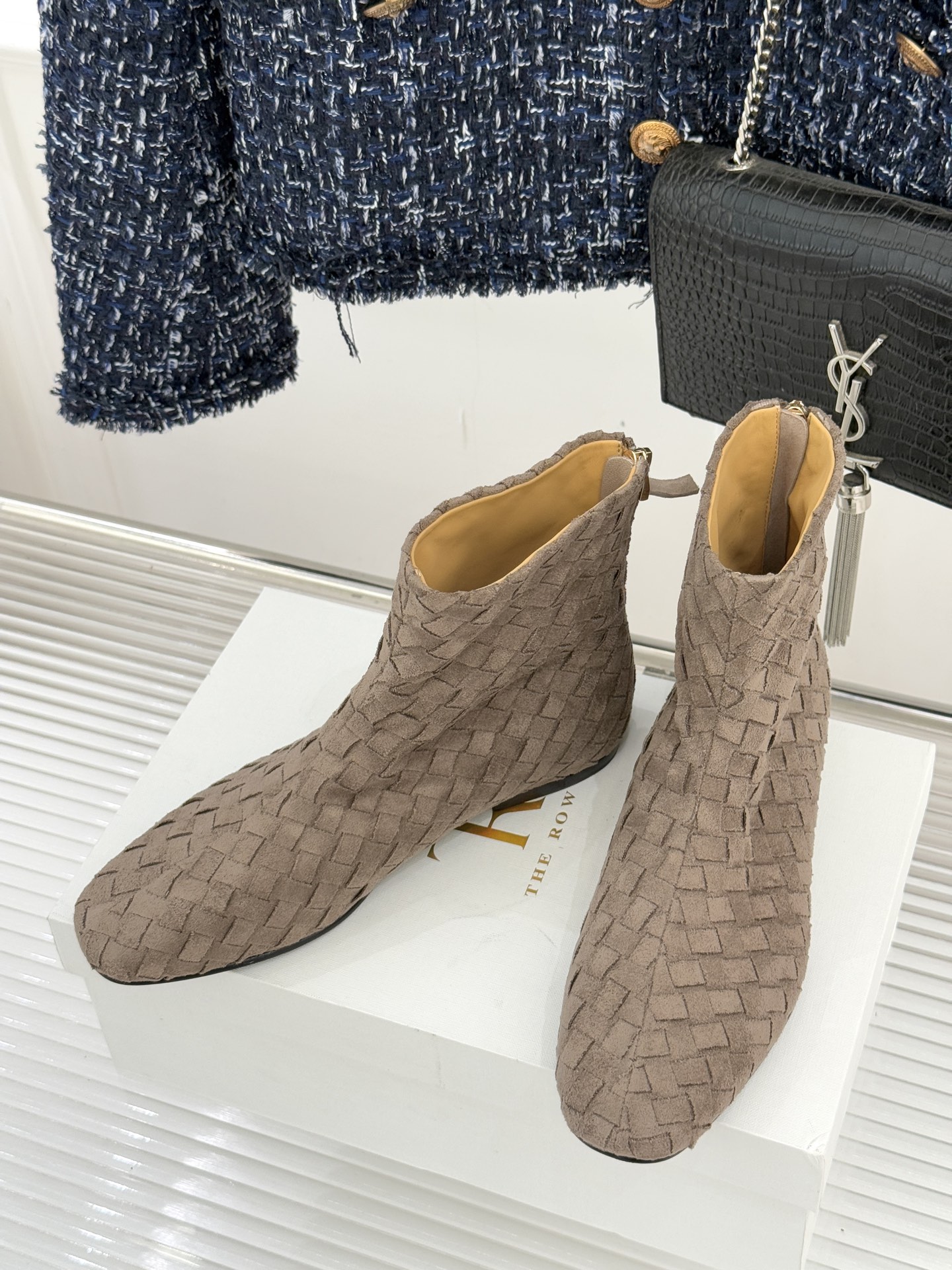 The Row25WF新品复古编织后拉链平底短靴当喧嚣潮流回归本质这双编织短靴以「无声的精致」重新诠释日